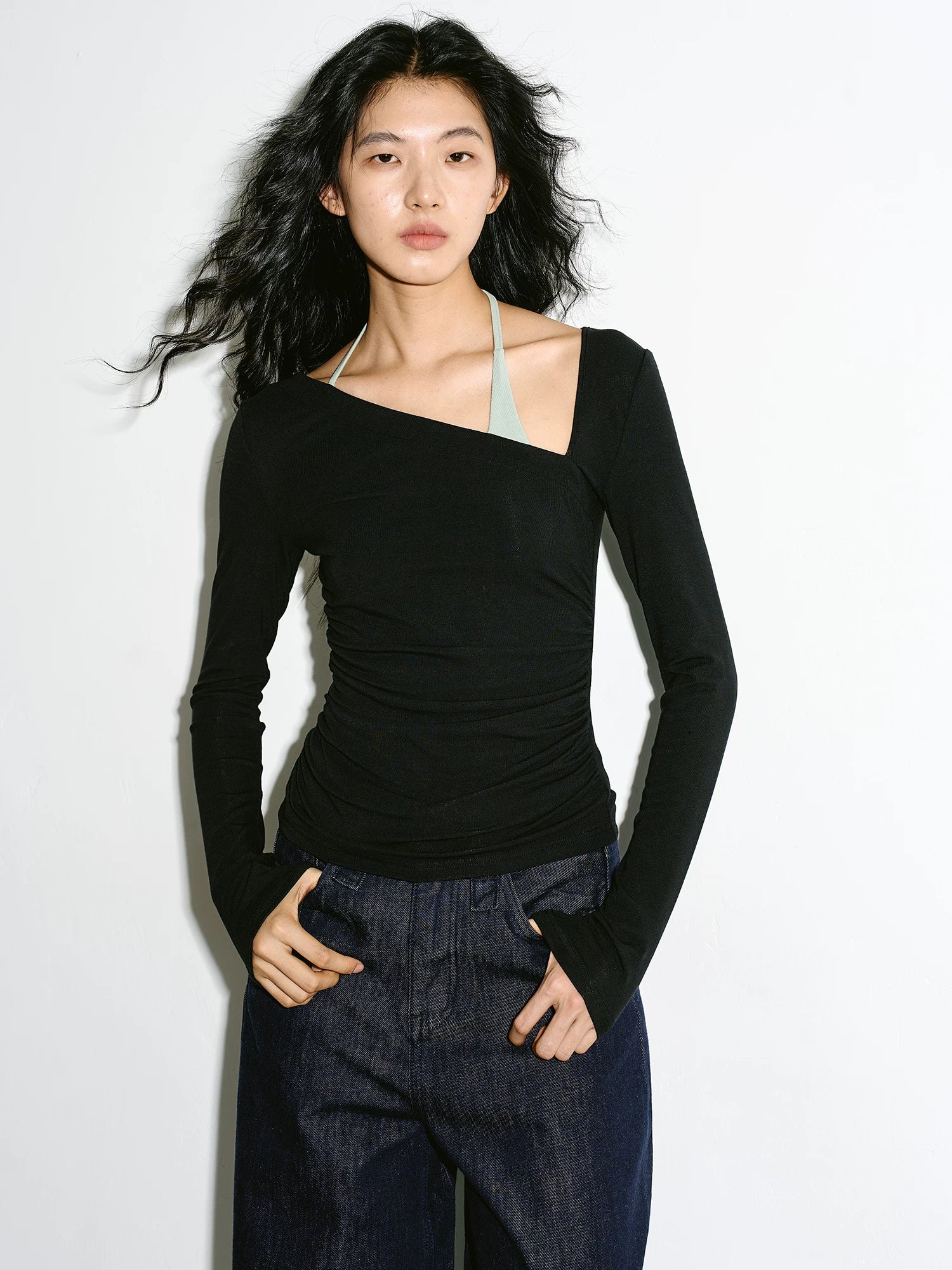 EIGHTHMONTH Slim and Thin Slanted Shoulder Long Sleeves