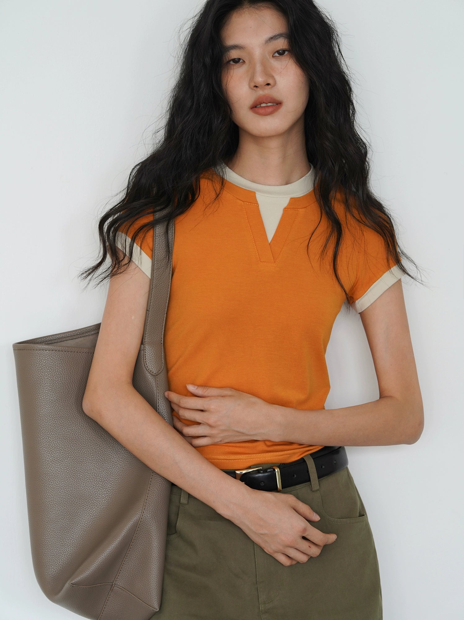 EIGHTHMONTH Contrast Fake Two V-neck Slim Tee