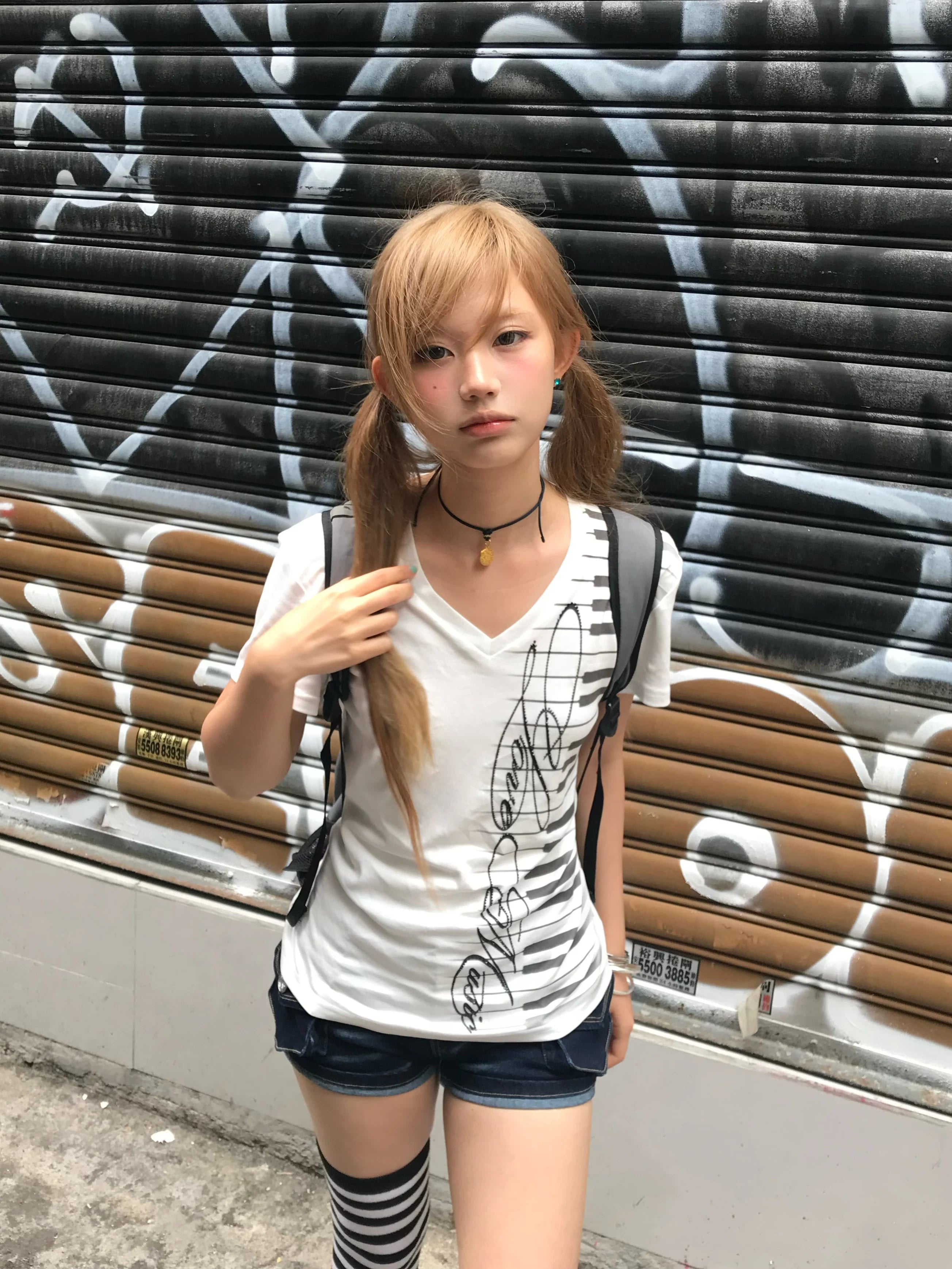 No E Mosen Hot Diamond V-neck Front Shoulder Short Tee