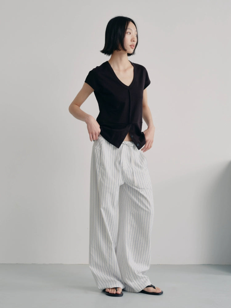 JCAESAR Versatile V-neck Half-open Tee