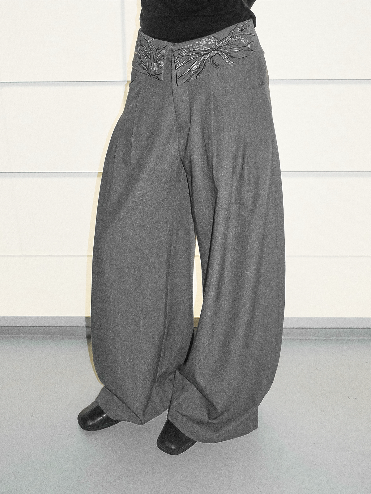 LOUMUTAKU Floral-embroidered Loose-fitting Wide-leg Suit Pants