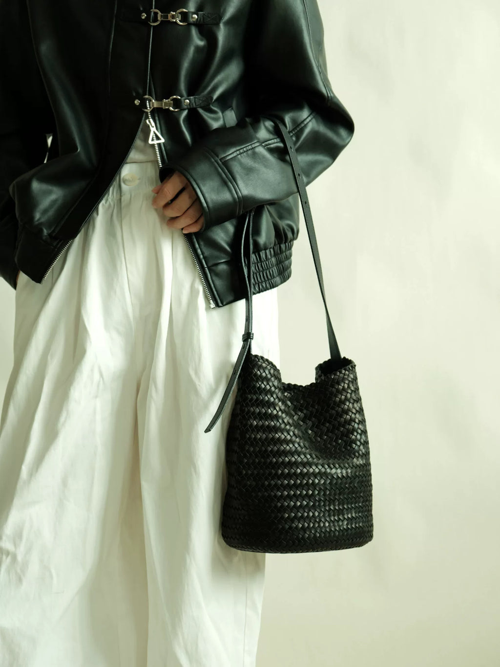 EZRO Cowhide Texture Hand-woven Messenger Bag