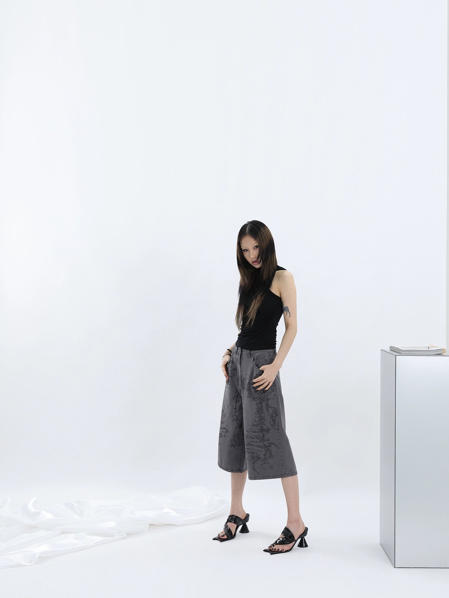 FUZZYKON Hand-drawn Stitch Loose-print Cropped Pants