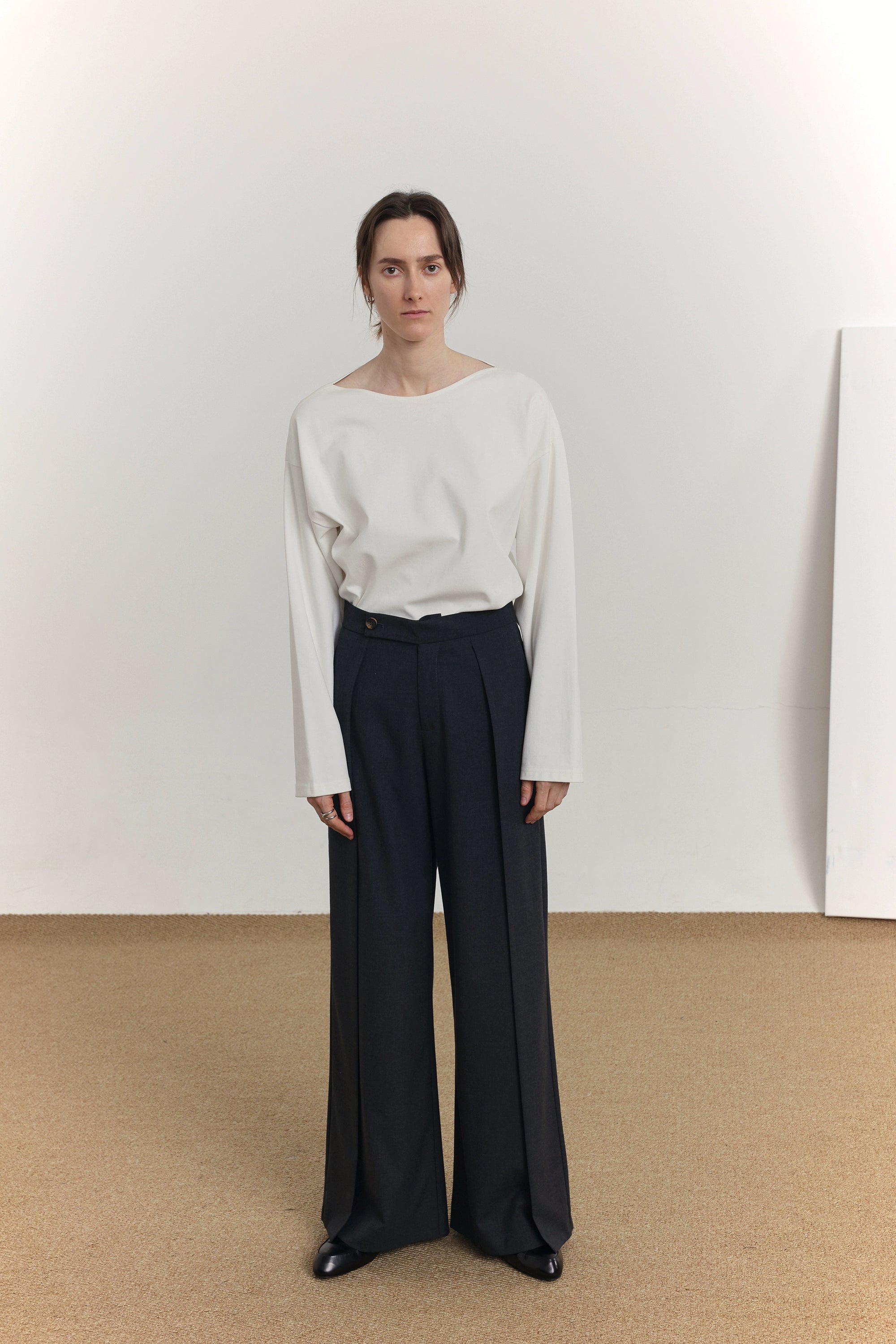 COLN Line-sensitive Flyer Slightly Wide Flared Pants