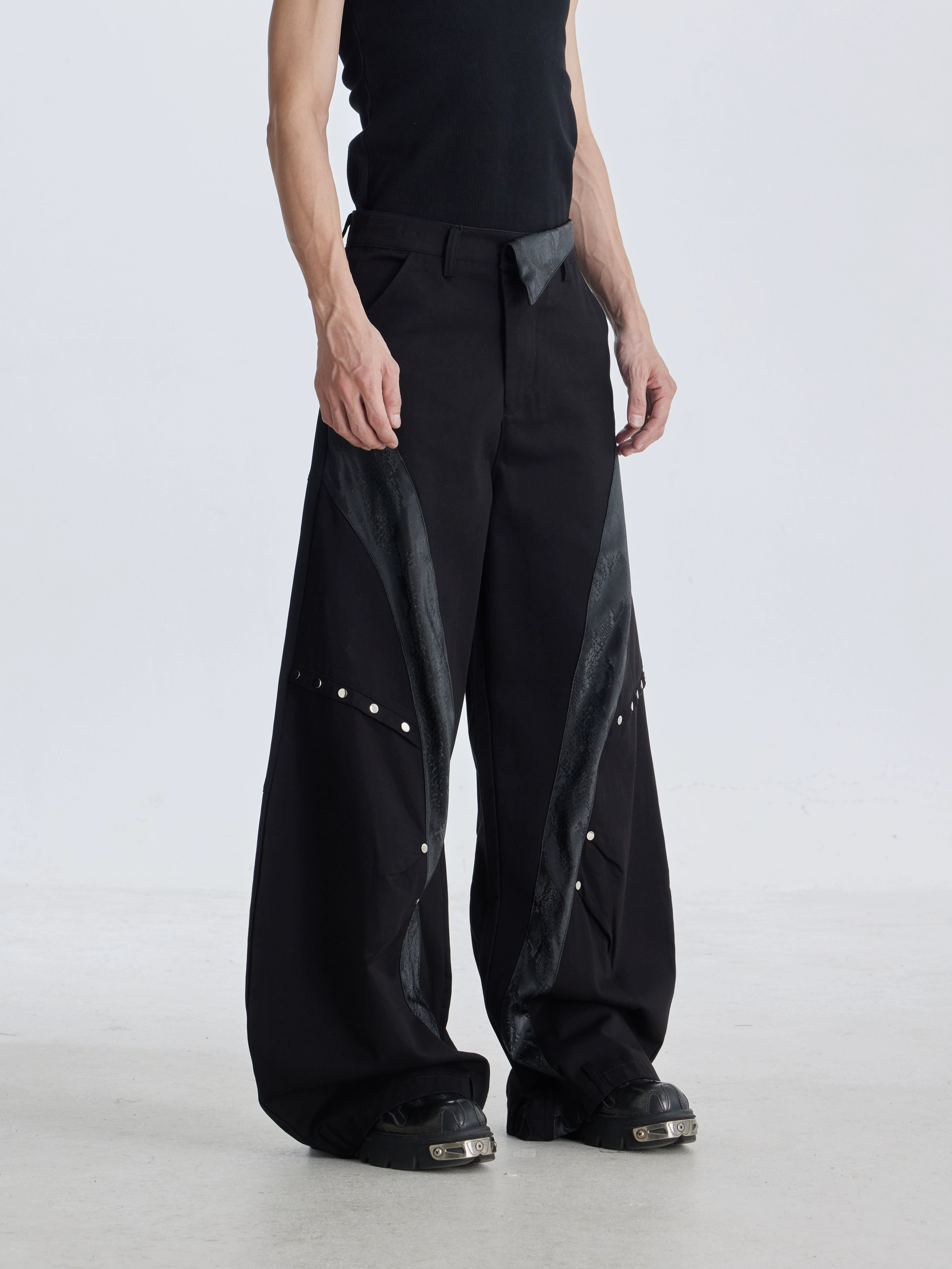 NOMANIAI Deconstruction Snake Leather Line Rivet Scimitar Trousers