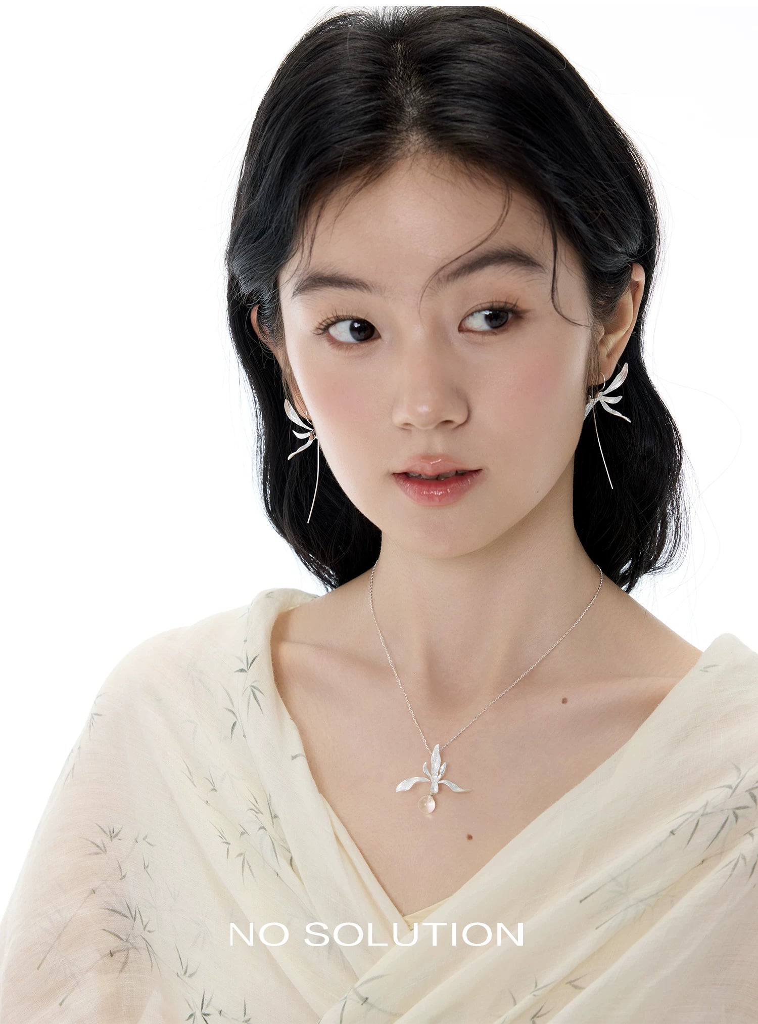 NO SOLUTION Silver Orchid Crystal Necklace