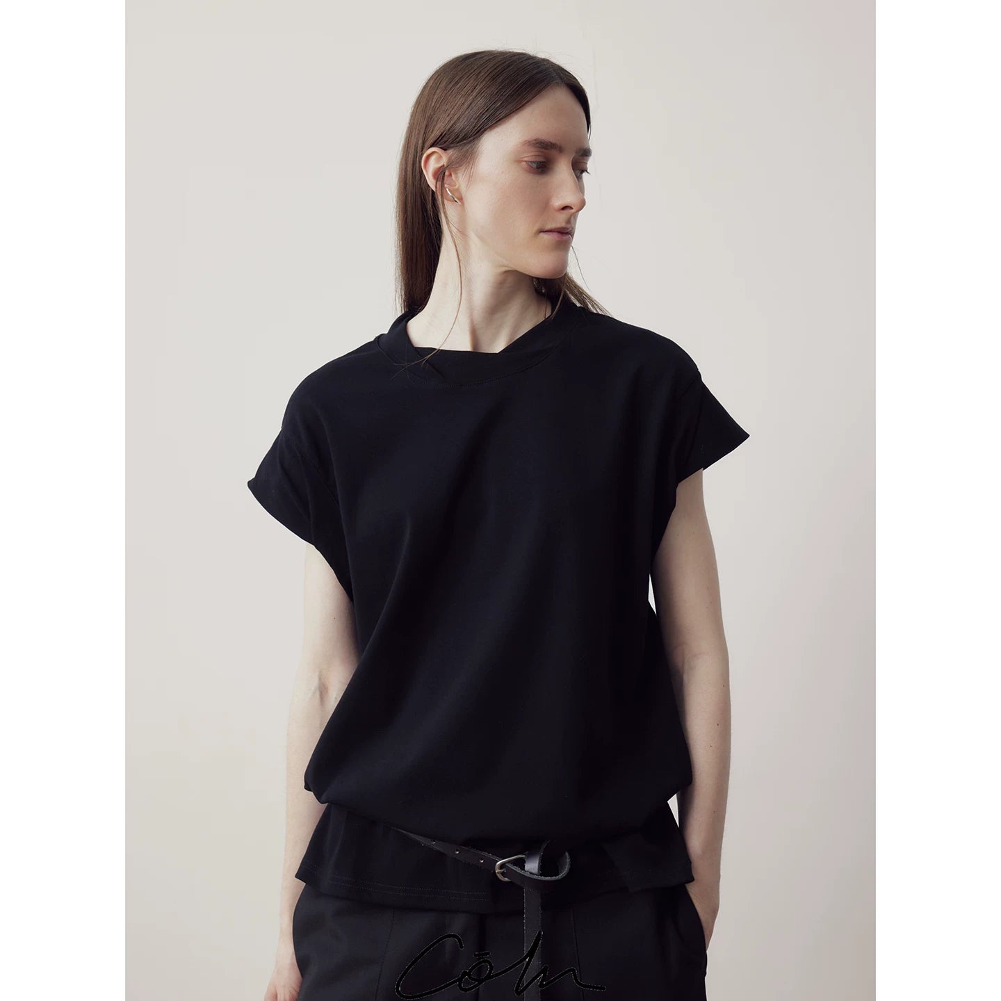 COLN Minimalist Round Neck Tee