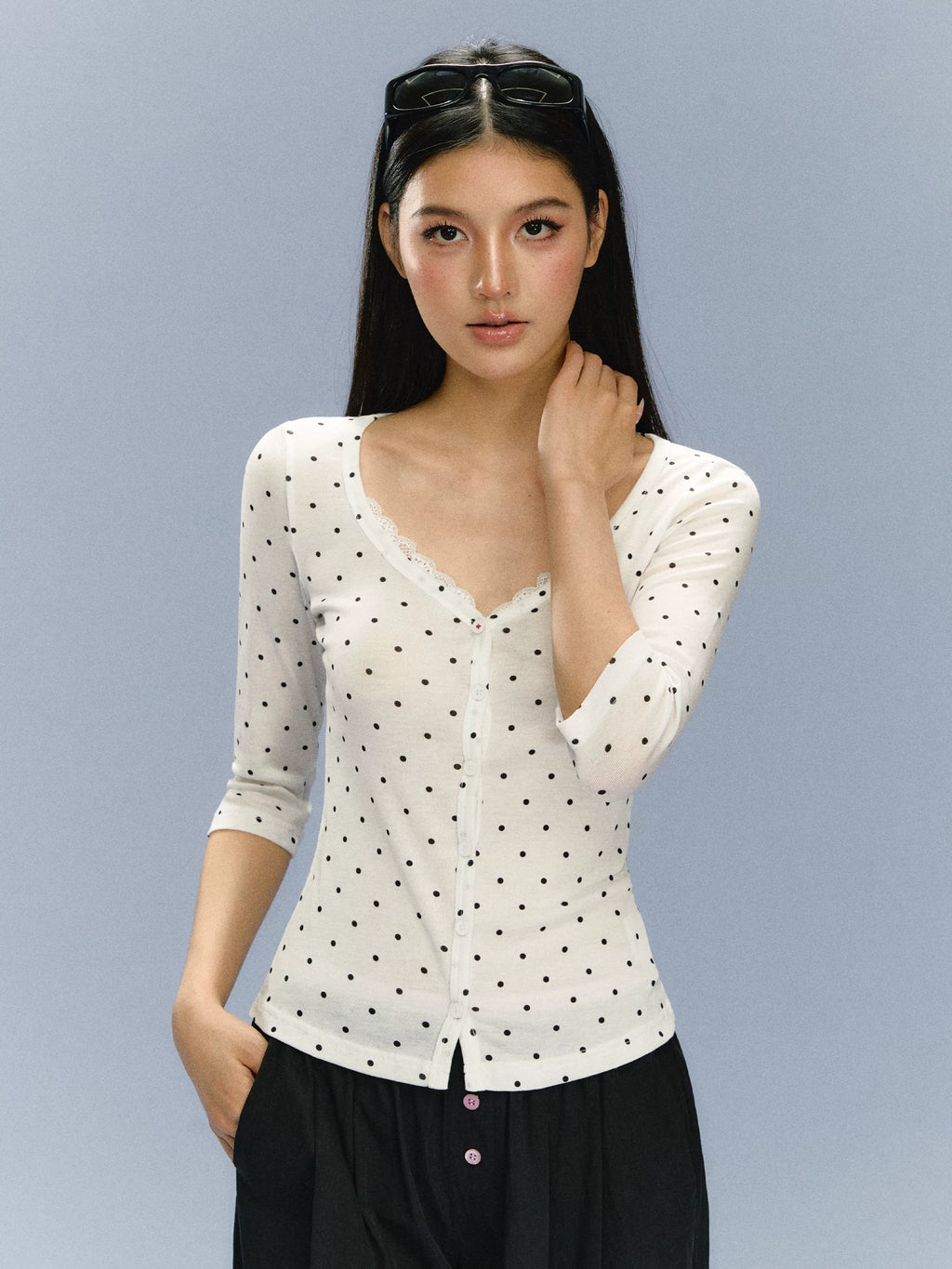 Ariseism V-neck Slim Polka Dot Tee