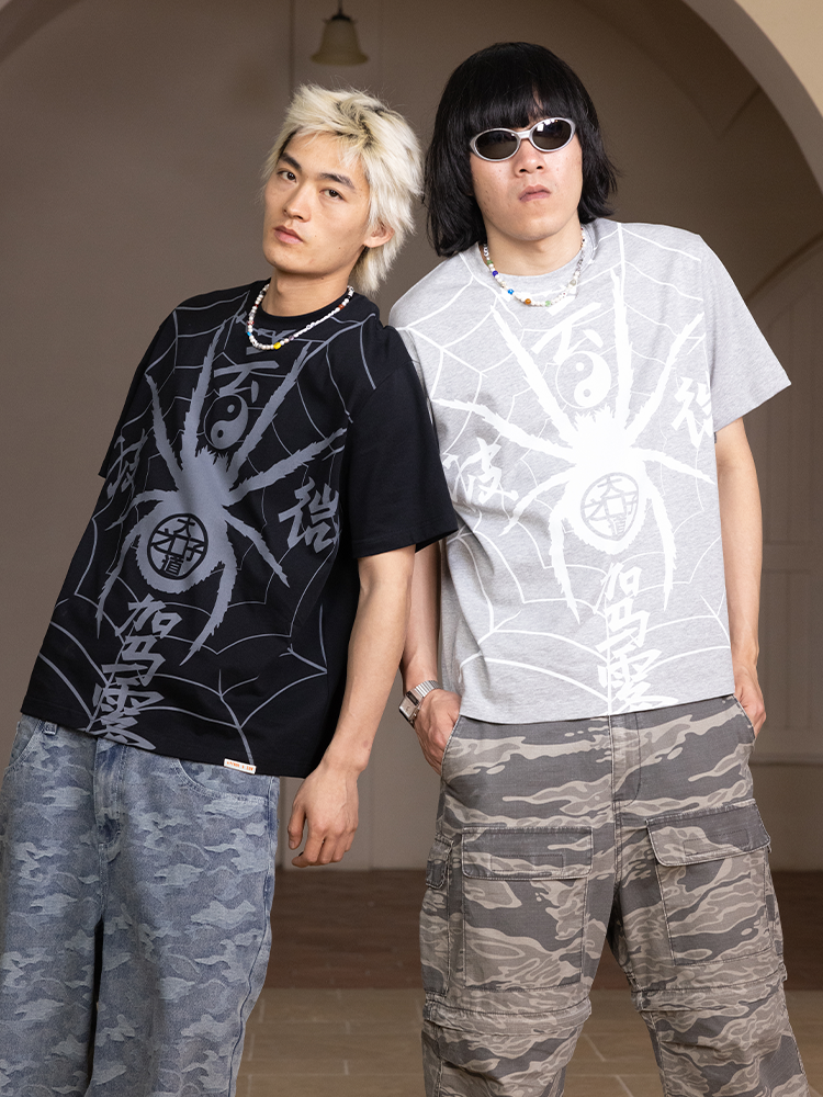 AVENUESON Two-color Spider Full of Chinese Characters Tee