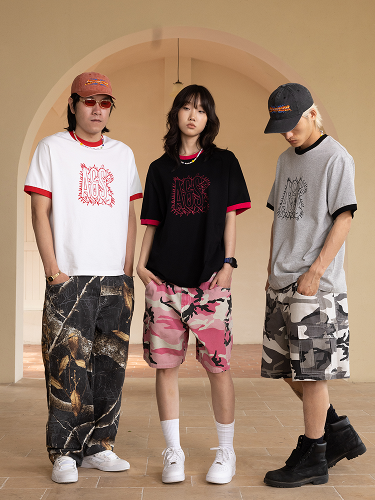 AVENUESON Explosive Font Logo Contrasting Tee