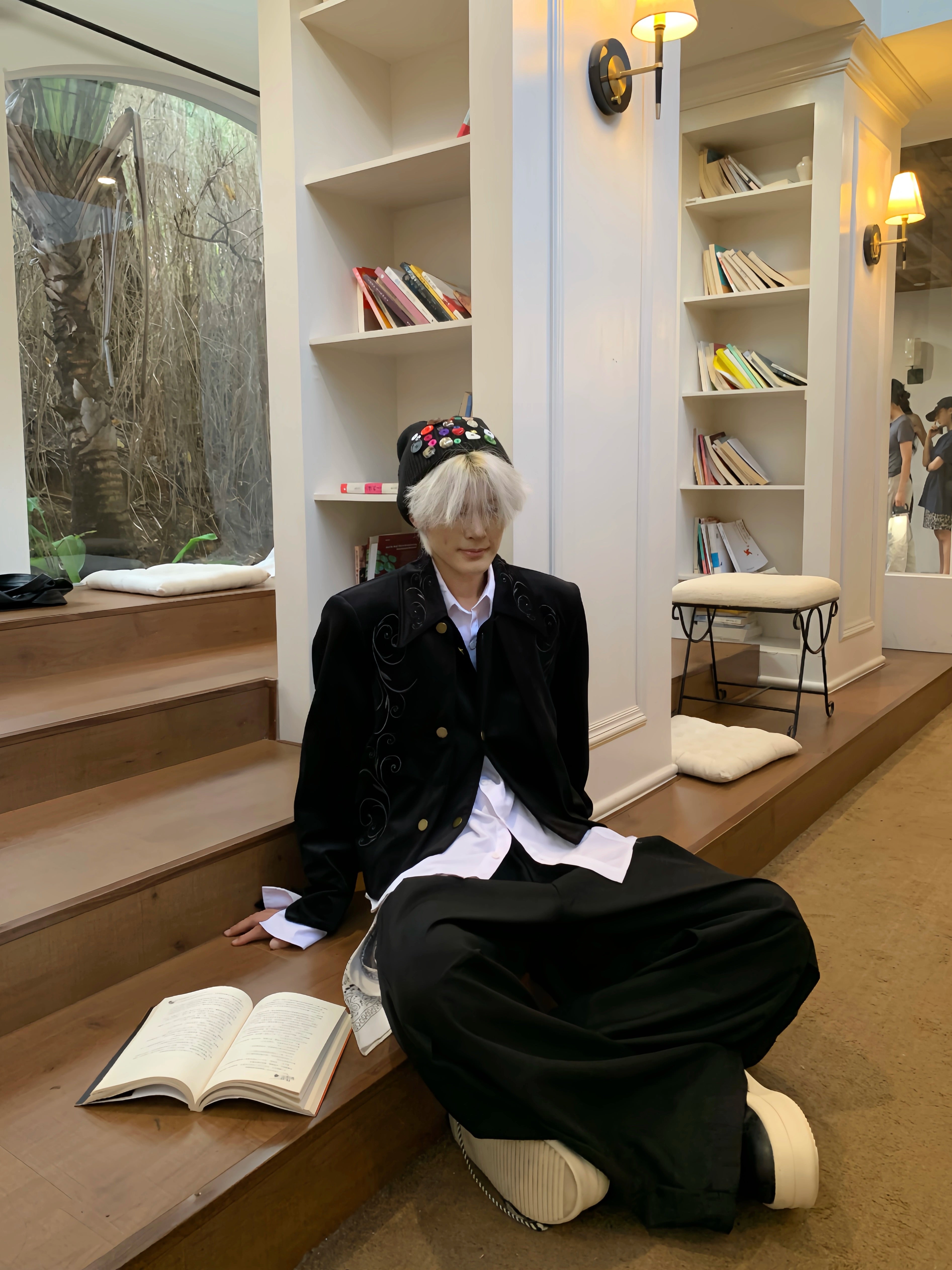 NUndefined Stitching Flocked Ruffian Shoulder Padded Jacket