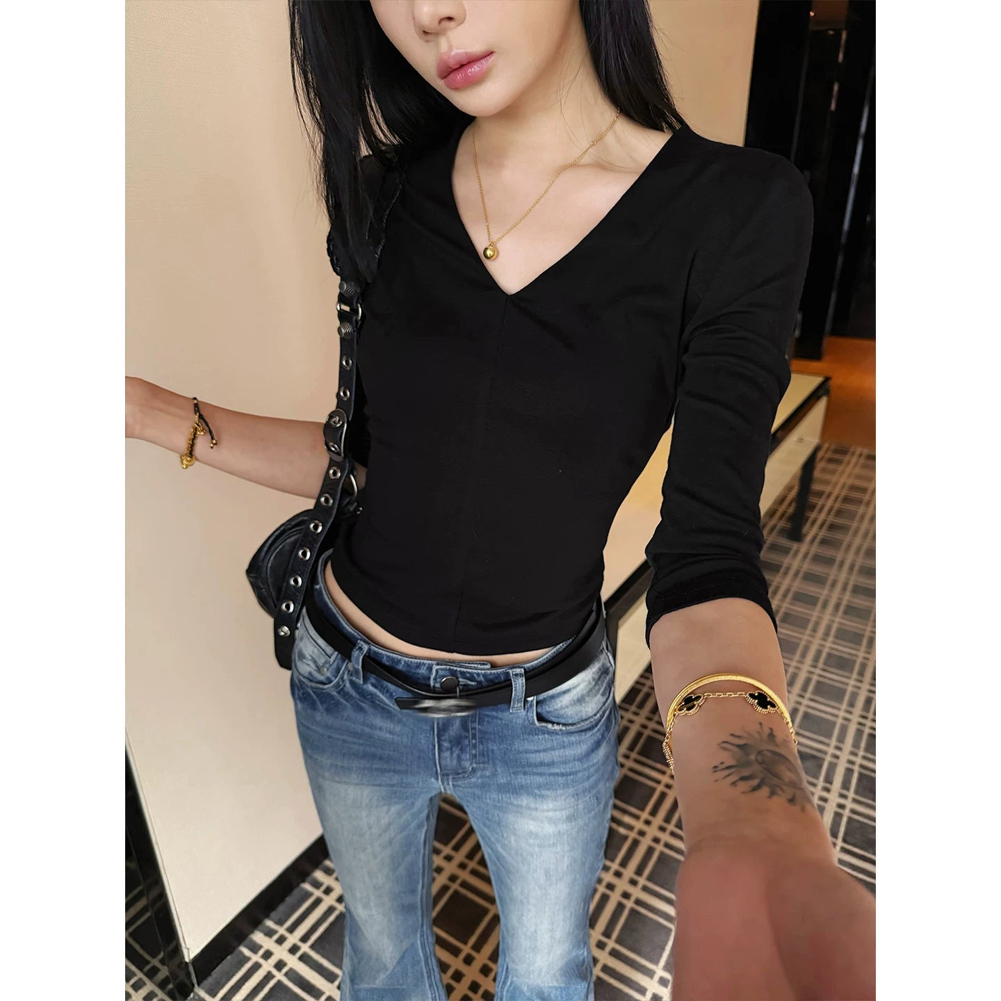 YOUNG KYLIN V-neck Knitted Slim Tee
