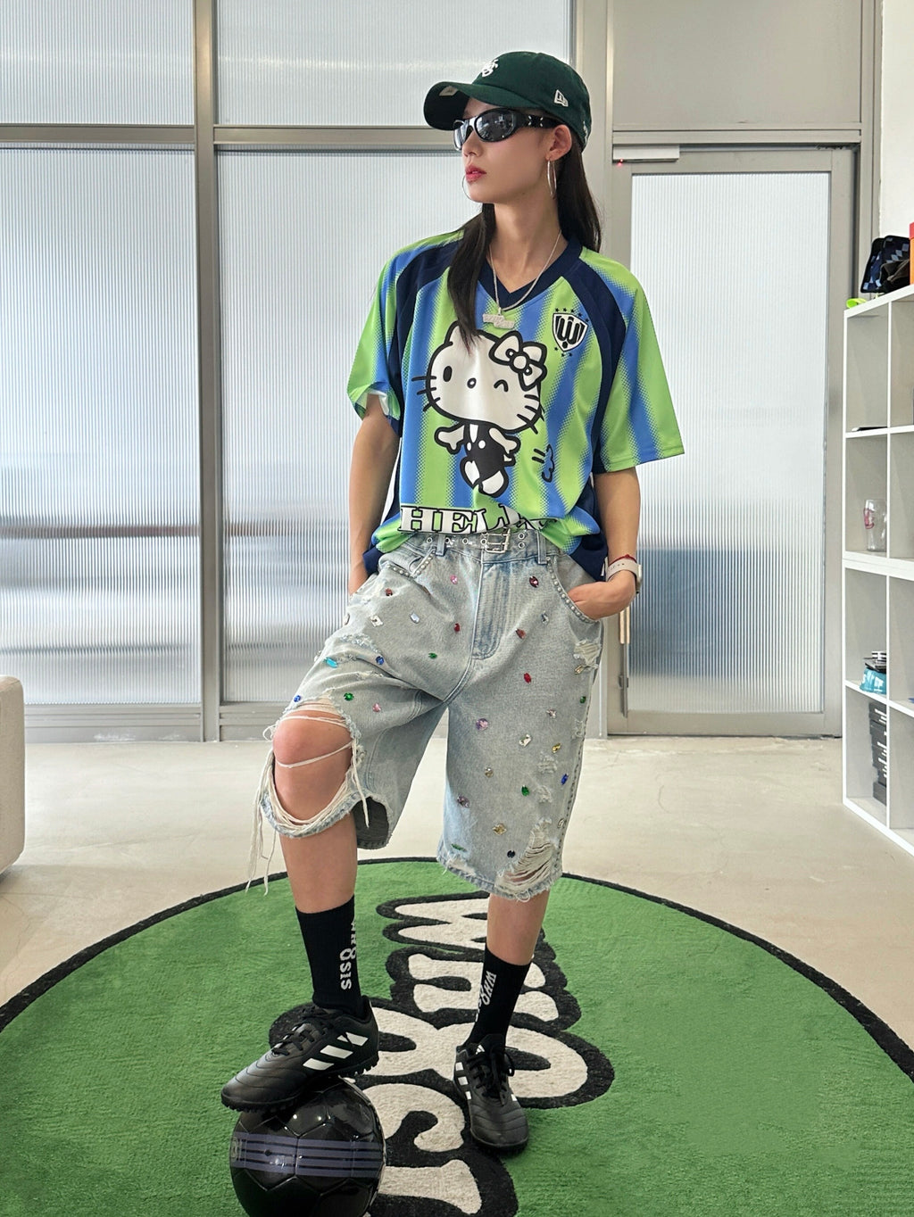 【HELLO KITTY OFFICIAL CO-BRAND】WHOOSIS EMBROIDERED STRIPED FOOTBALL SHORT SLEEVE JERSEY