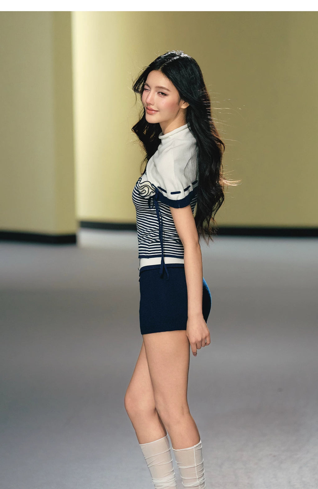 AGAM Flower Semi-turtleneck Top Contrasting Color Flanged Shorts Set