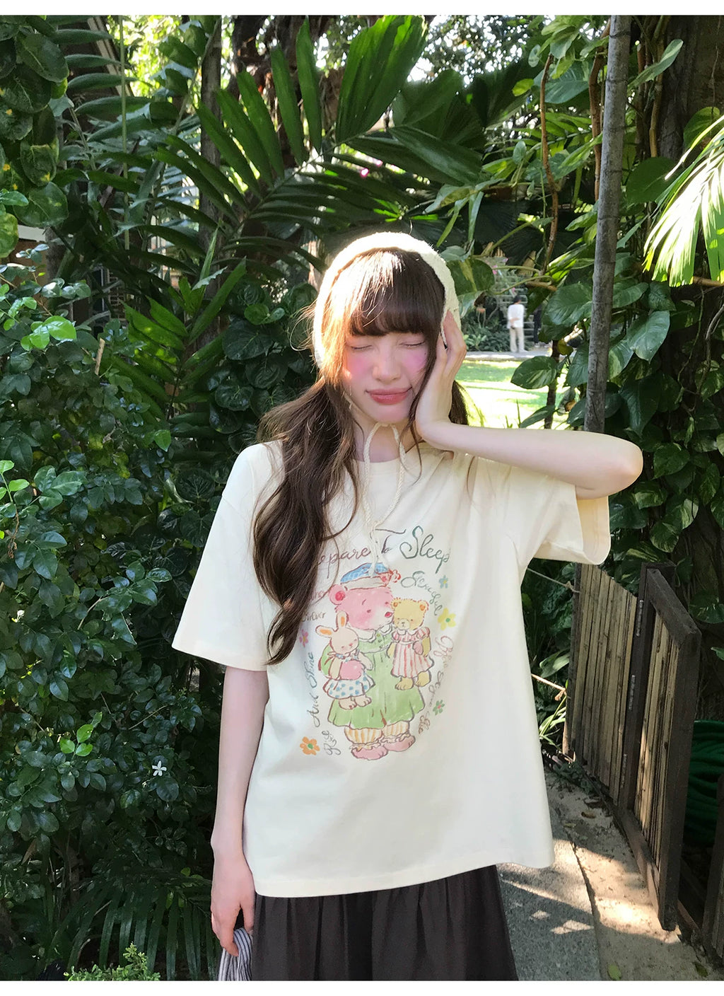 KANO Bear Print Casual Tee Holding Doll