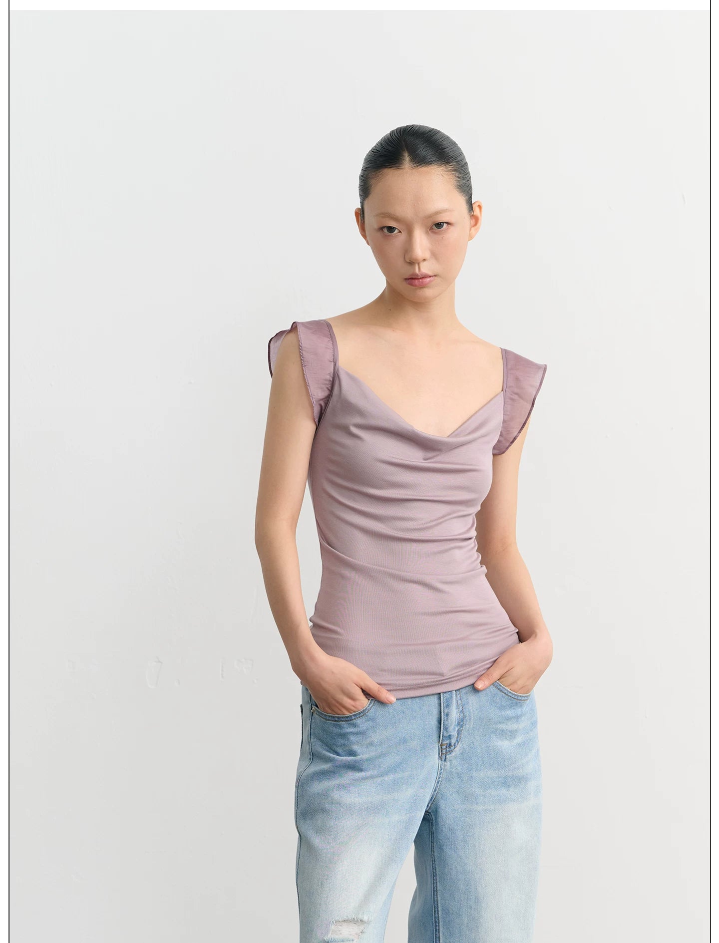 LINY LIBERTY Swing Neck Ruffle Edge Slim Tee