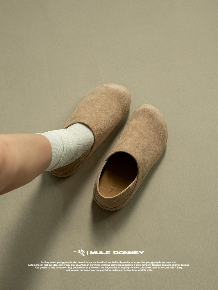 Donkey Wears A Pair of Thick-soled Half-slippers