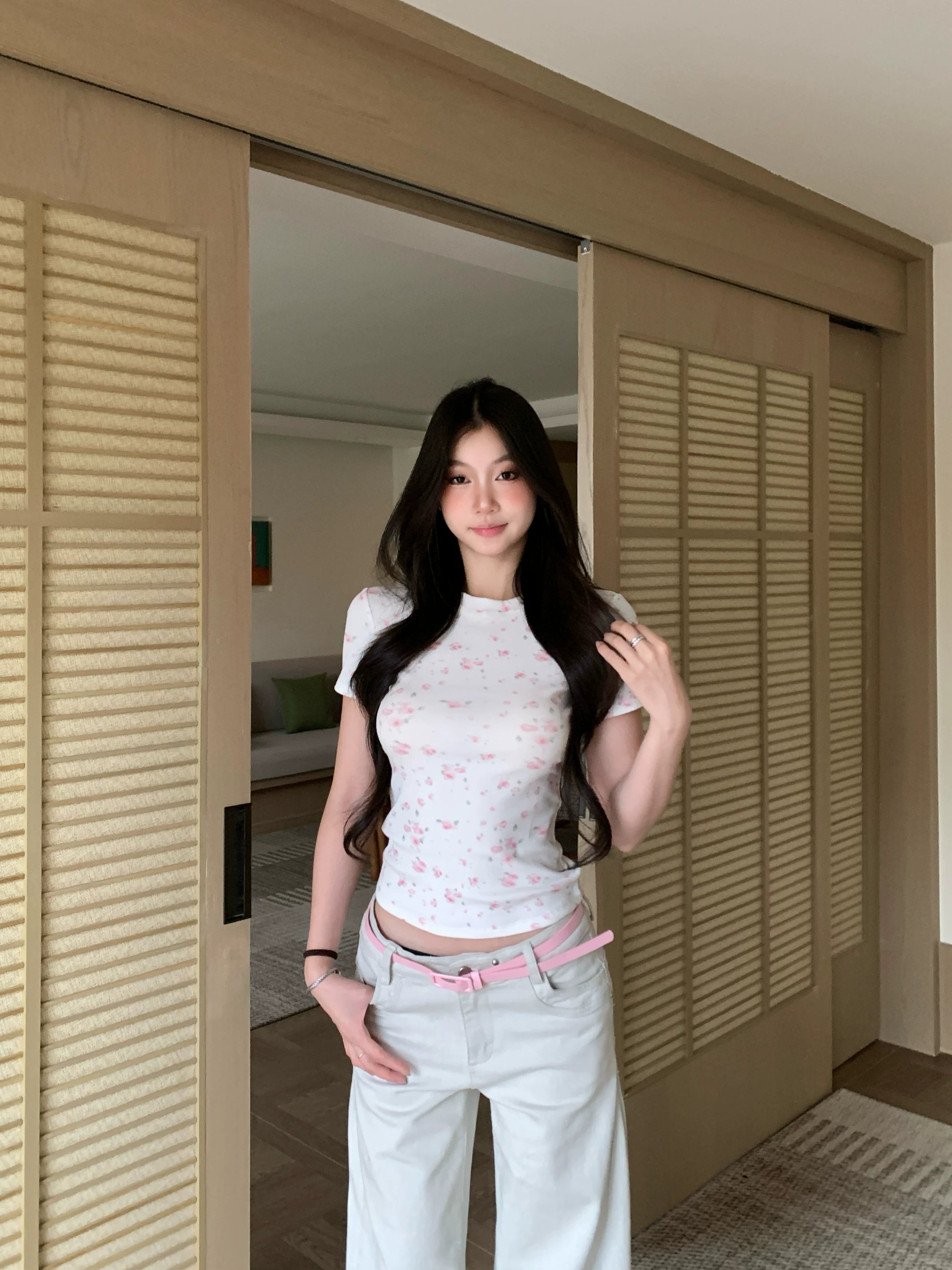 WITHMIN Floral Crew Neck Front Shoulder Waist Slim Tee