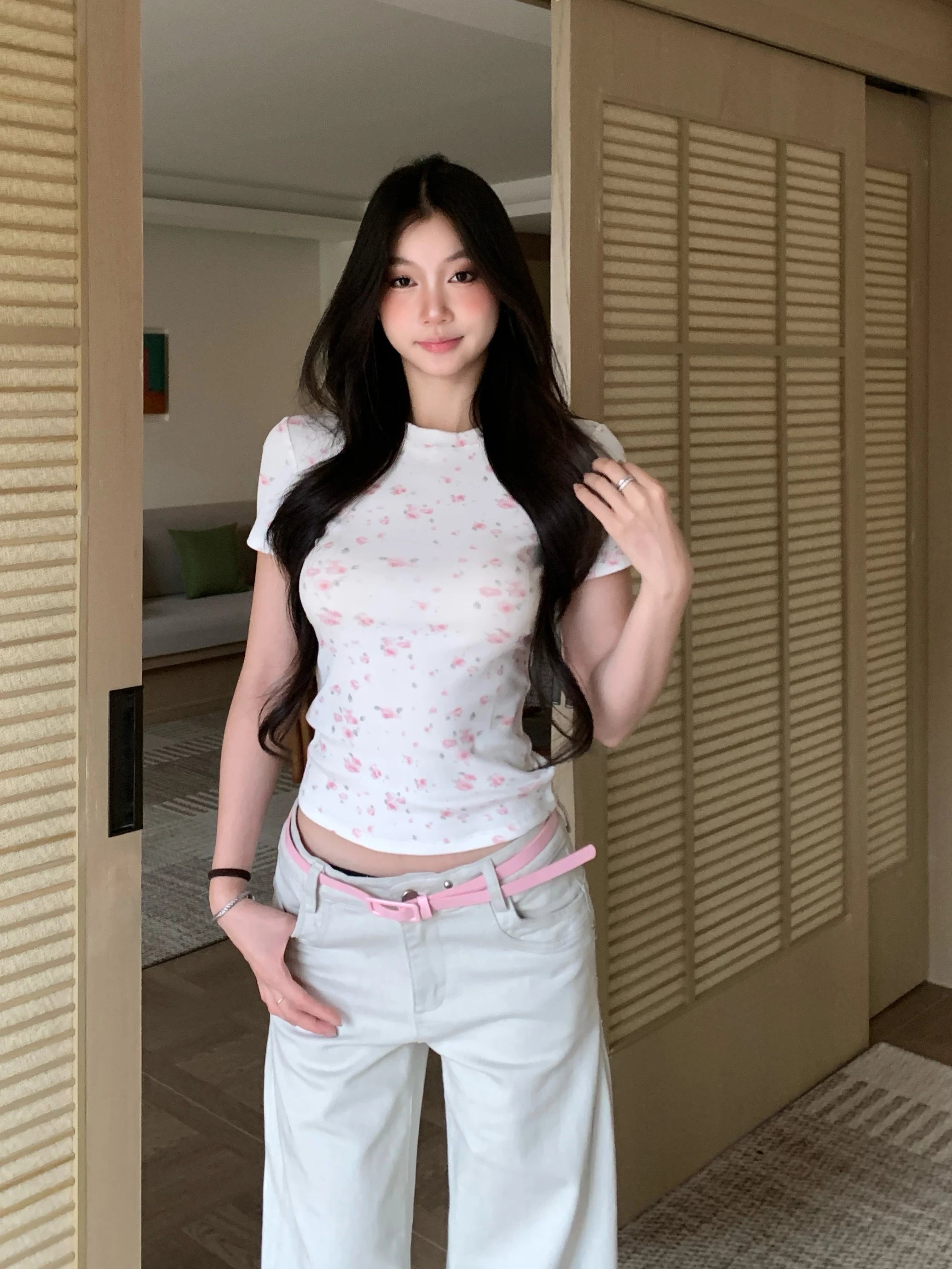 WITHMIN Floral Crew Neck Front Shoulder Waist Slim Tee