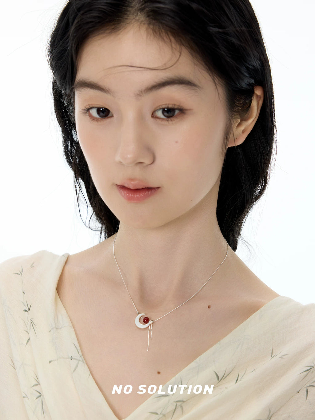 NO SOLUTION Moon Agate Niche Necklace