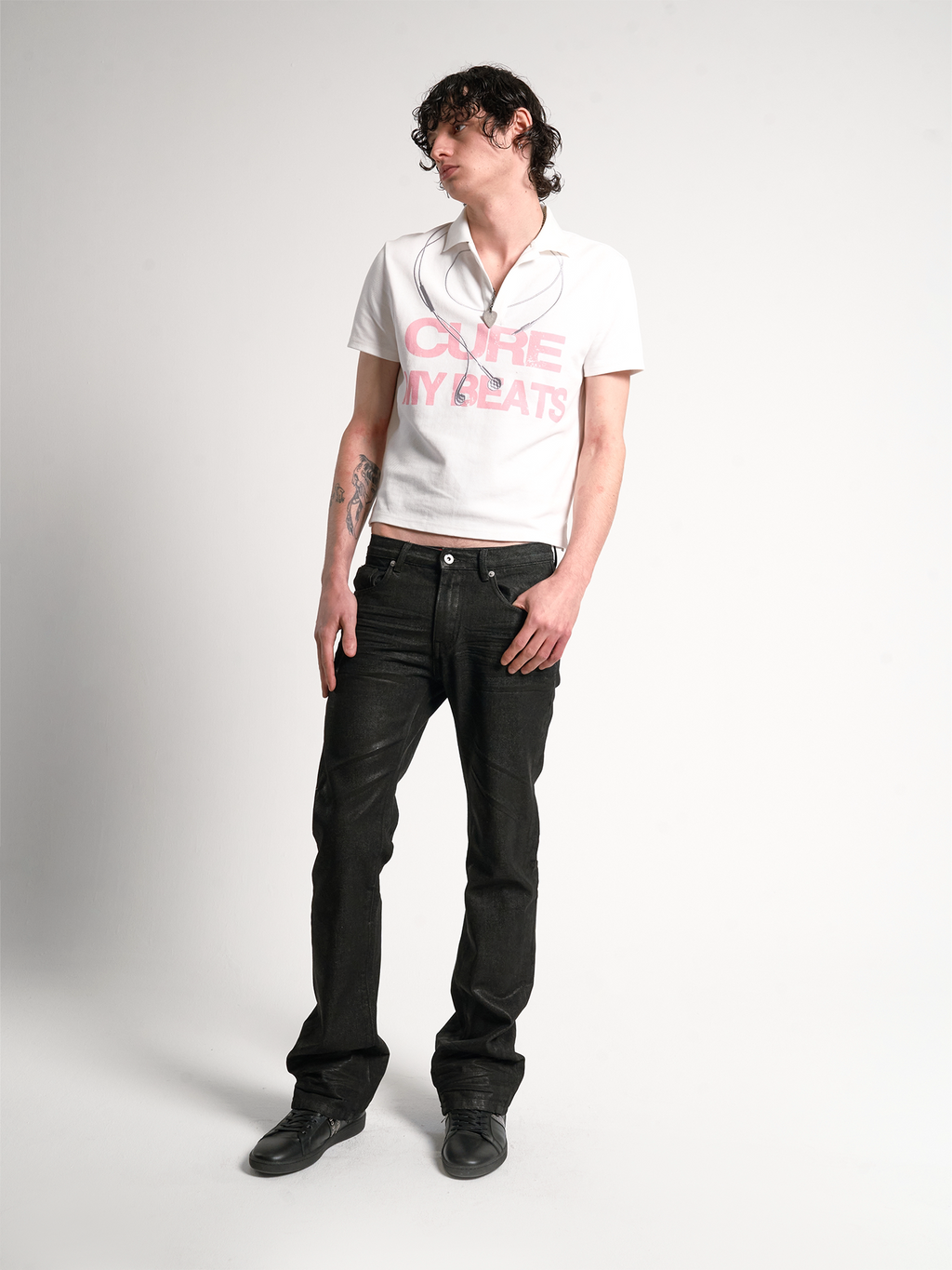 No E Mosen Headphones Embroidery Print Front Shoulder Tee
