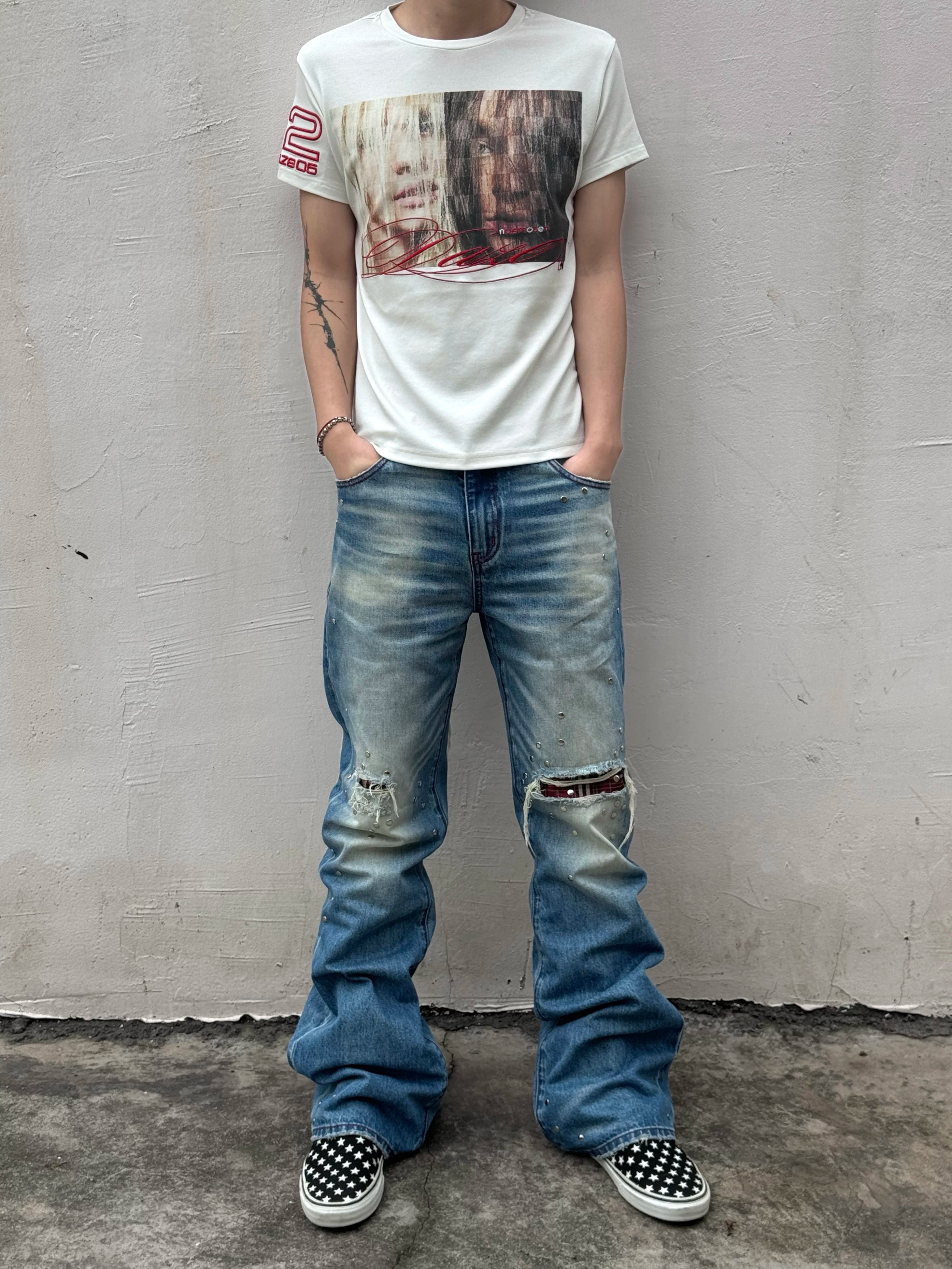 No E Mosen Portrait Print Embroidered Front Shoulder Tee