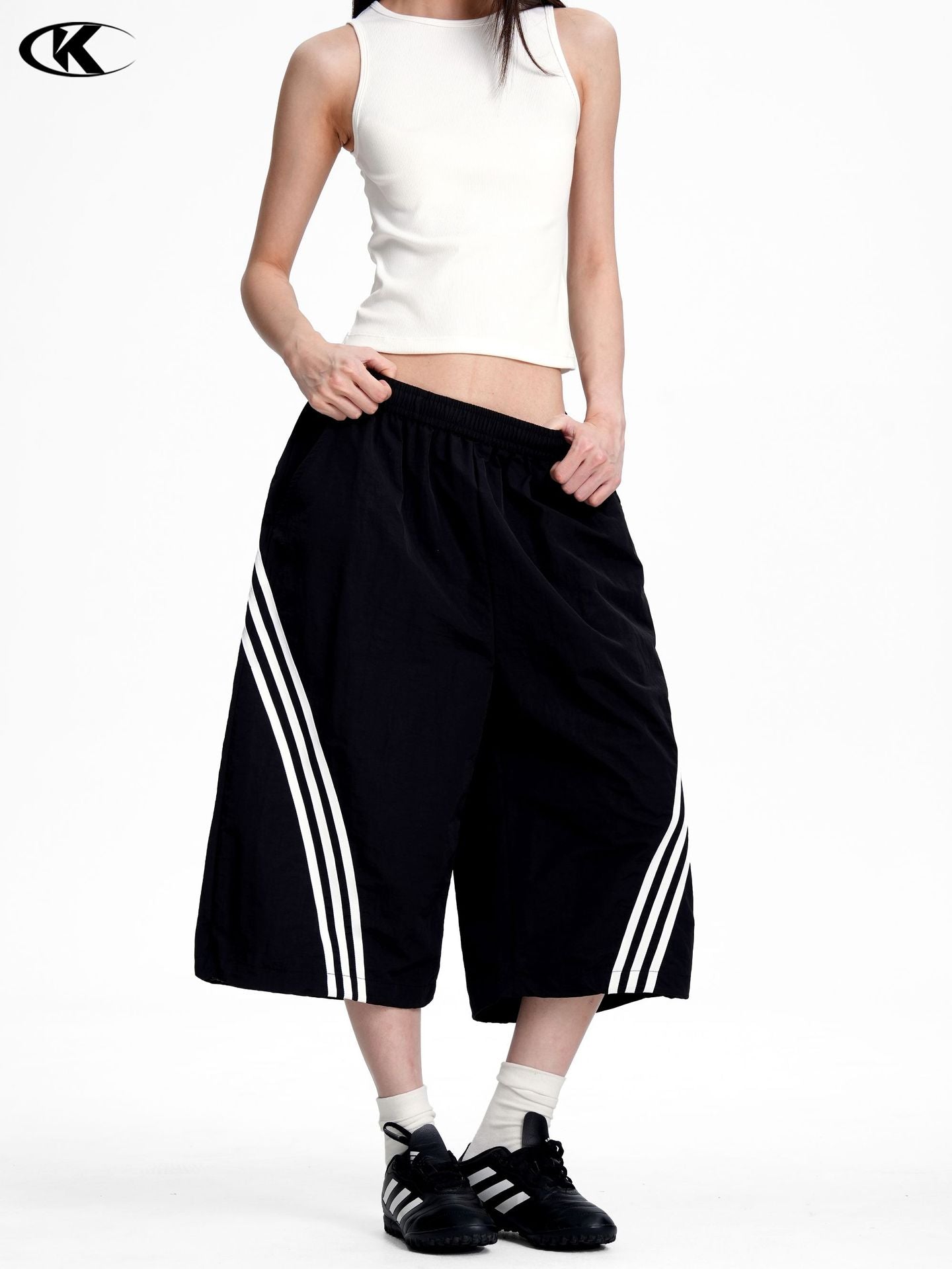 11KN Loose and Versatile Three-bar Sports and Leisure Shorts