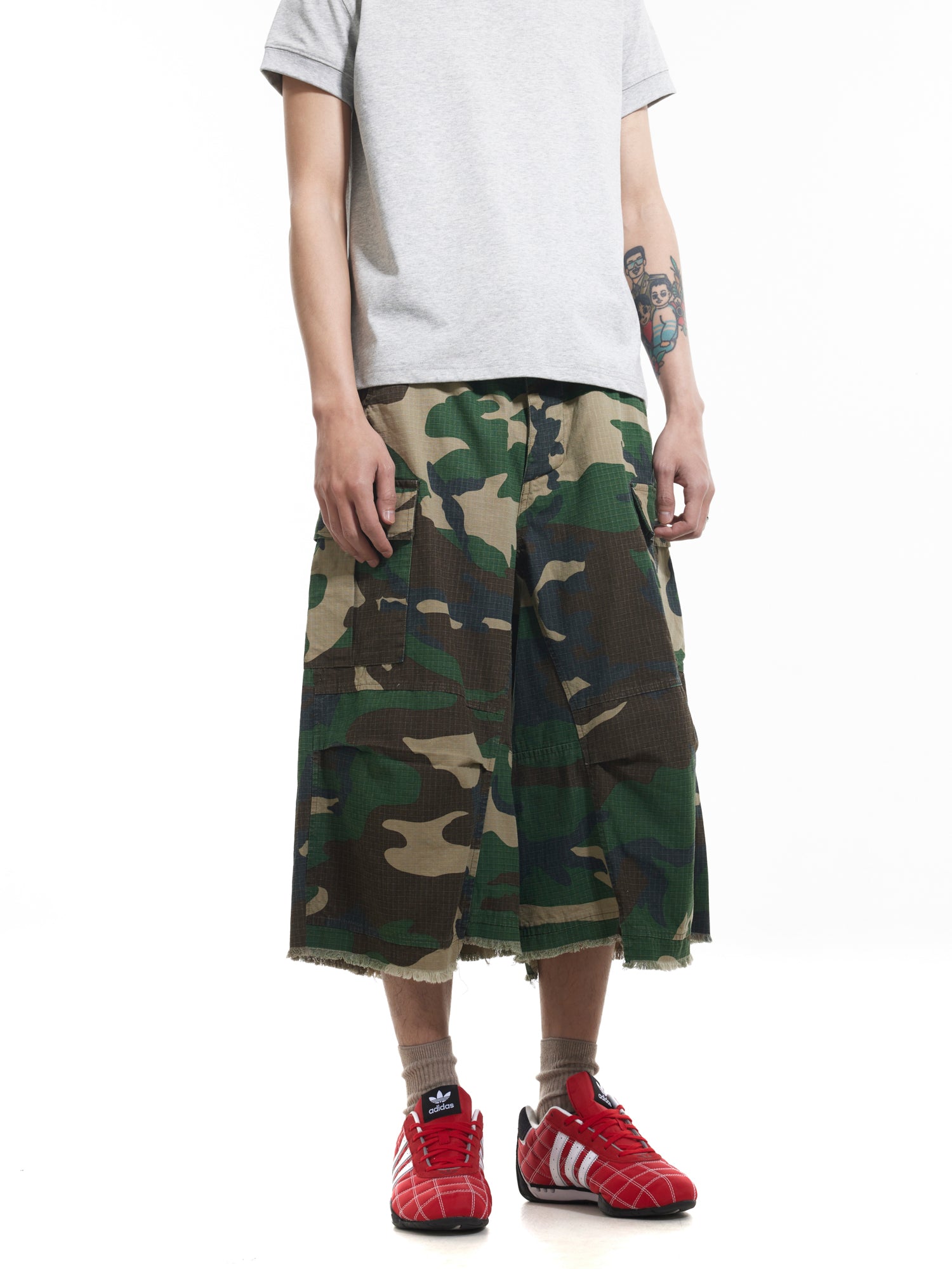 BTSG Cargo multi-pocket rough-edge camouflage shorts