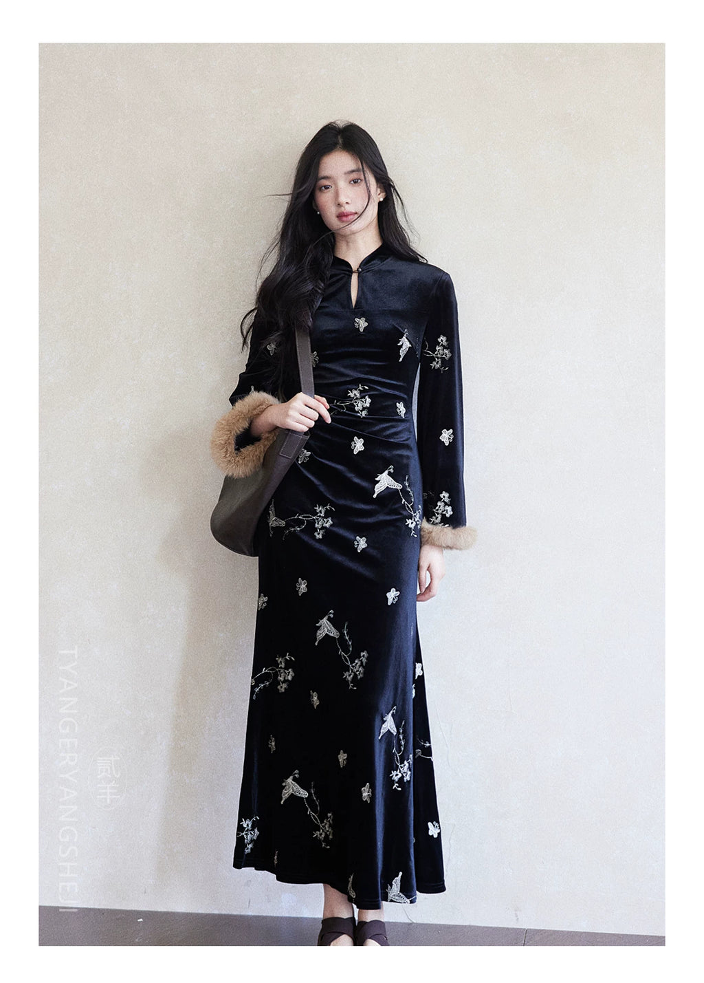 TYANG Retro Heavy Industry Embroidered Velvet Dress