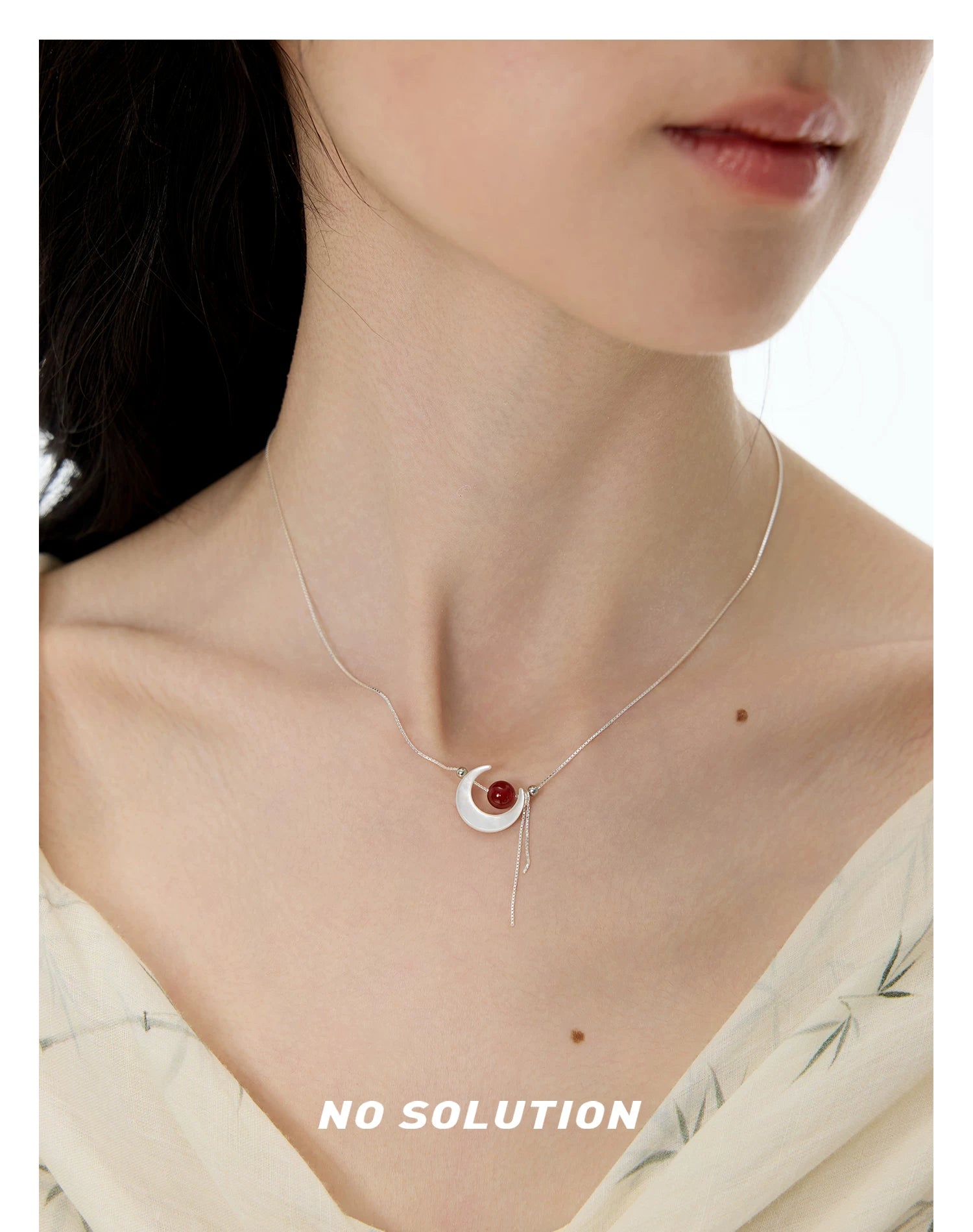 NO SOLUTION Moon Agate Niche Necklace
