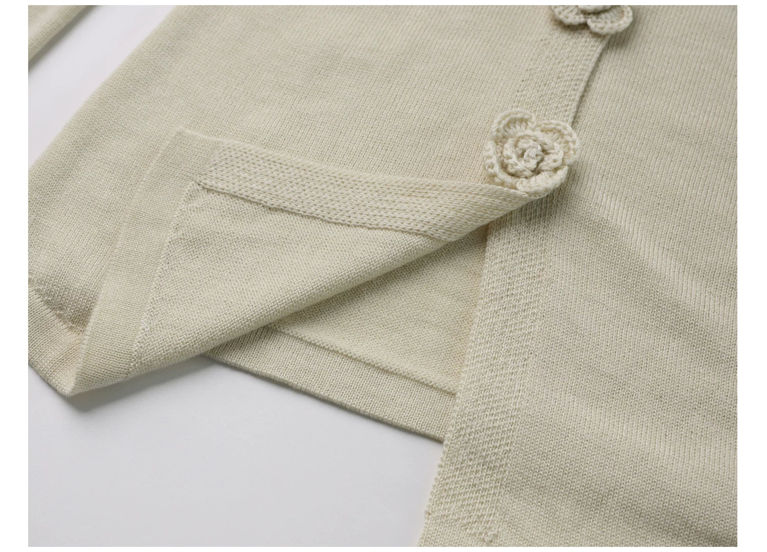 EIGHTHMONTH Three-dimensional Floral Button Knit