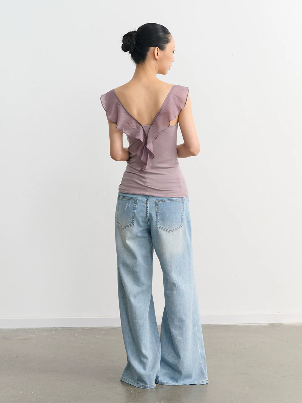 LINY LIBERTY Swing Neck Ruffle Edge Slim Tee