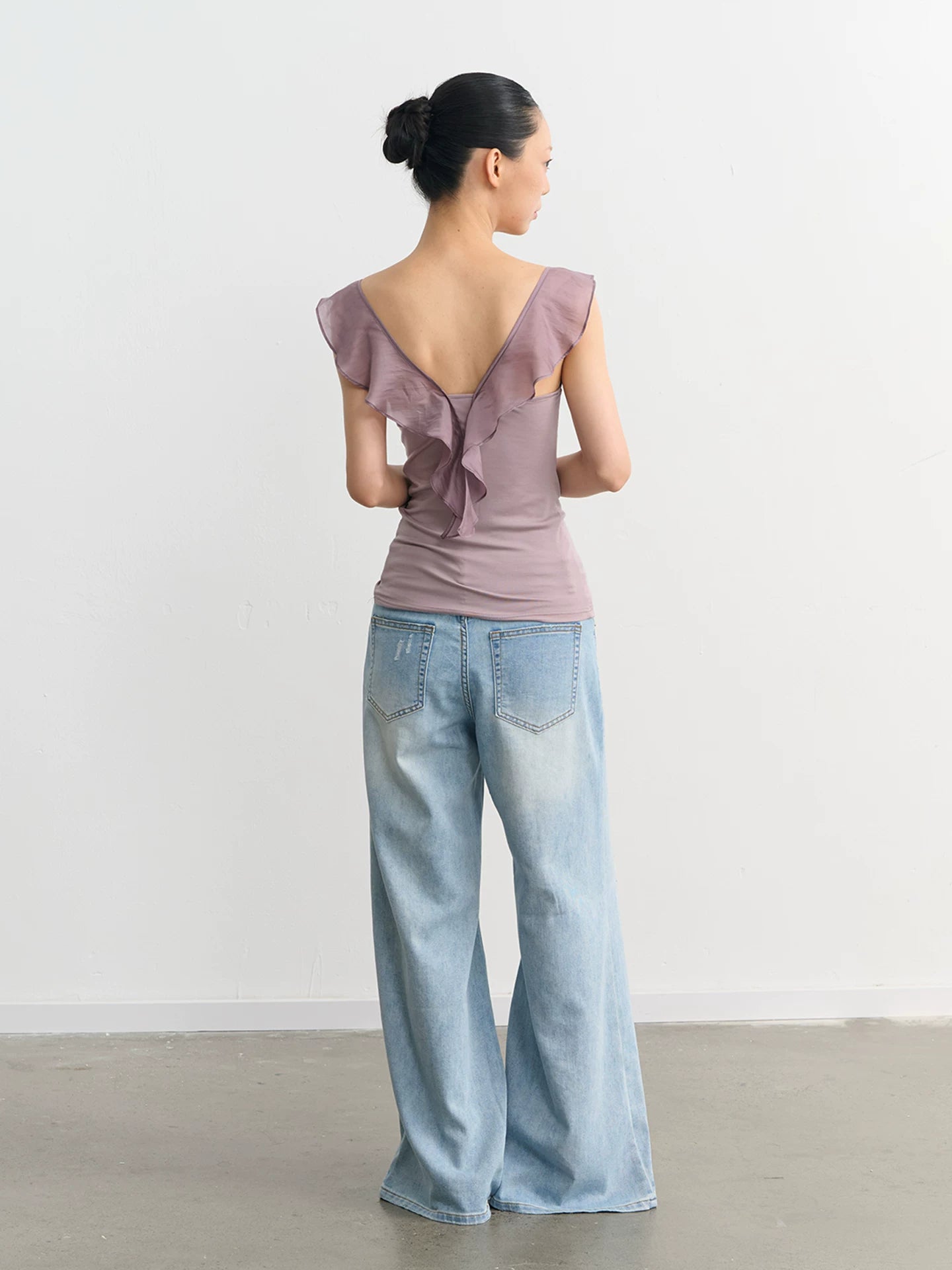 LINY LIBERTY Swing Neck Ruffle Edge Slim Tee