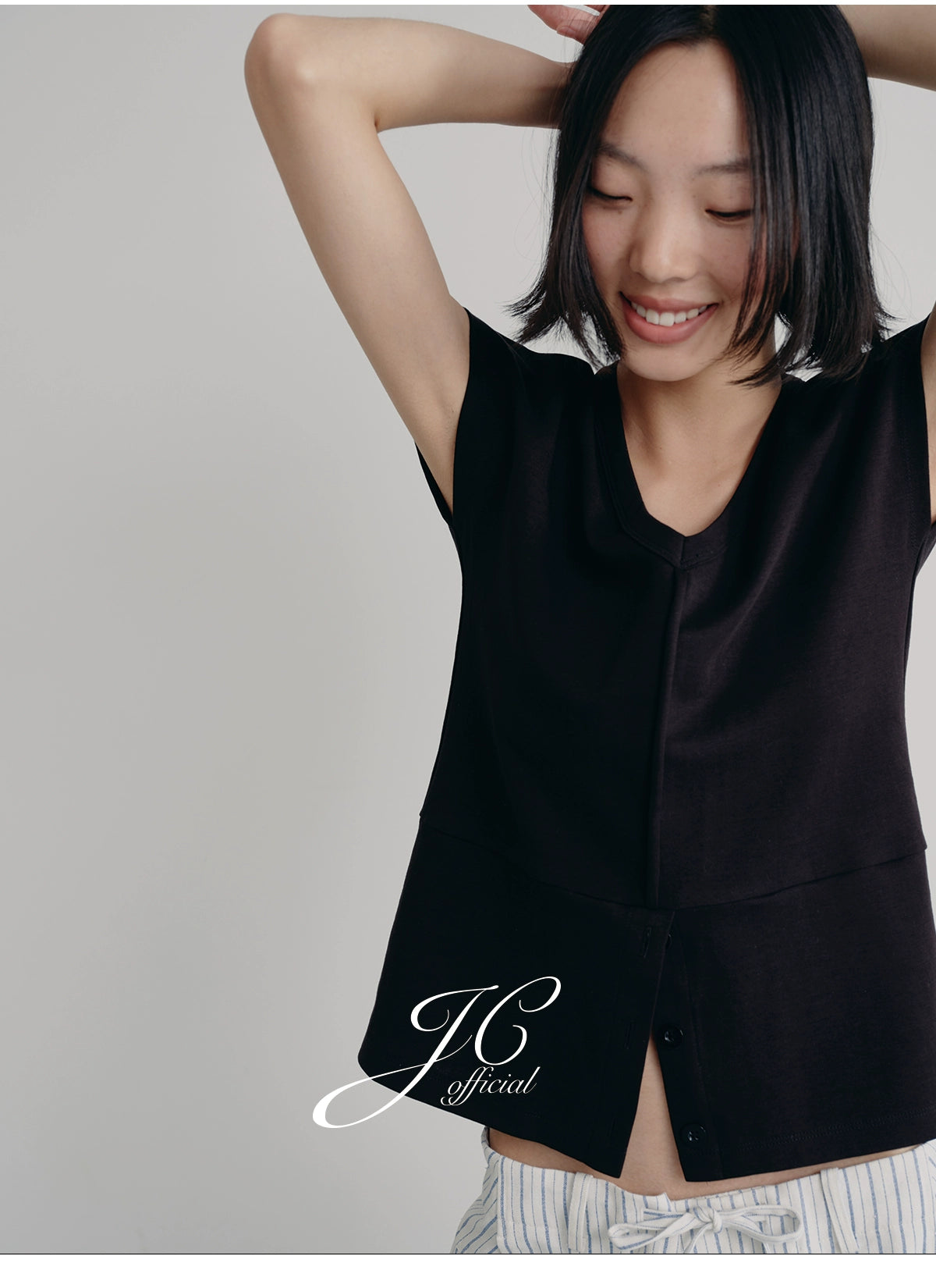 JCAESAR Versatile V-neck Half-open Tee