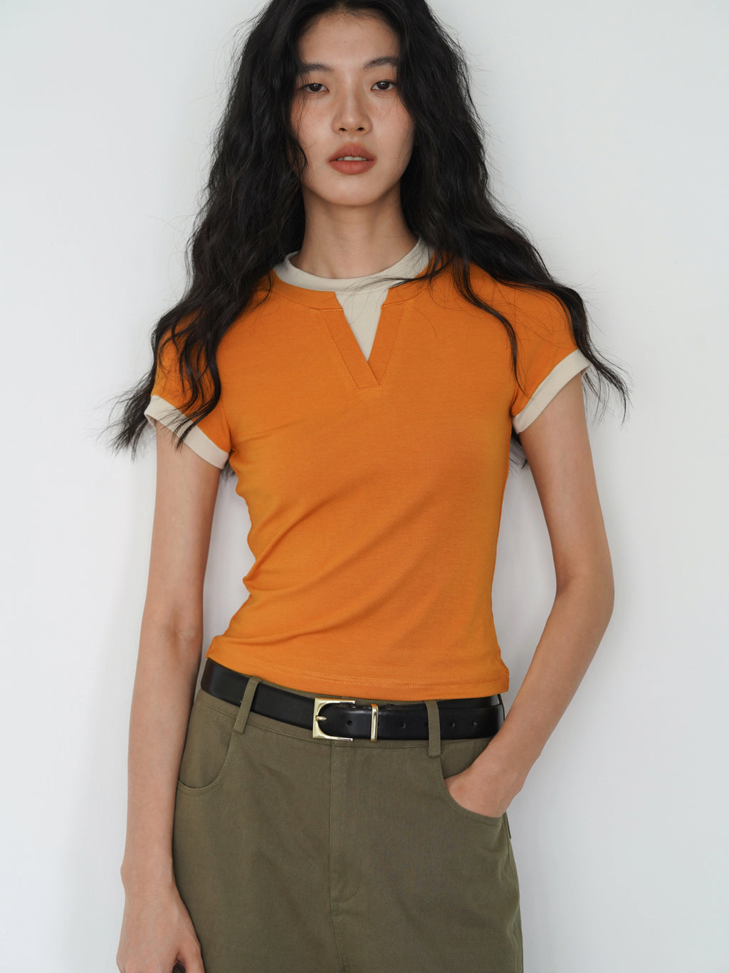 EIGHTHMONTH Contrast Fake Two V-neck Slim Tee
