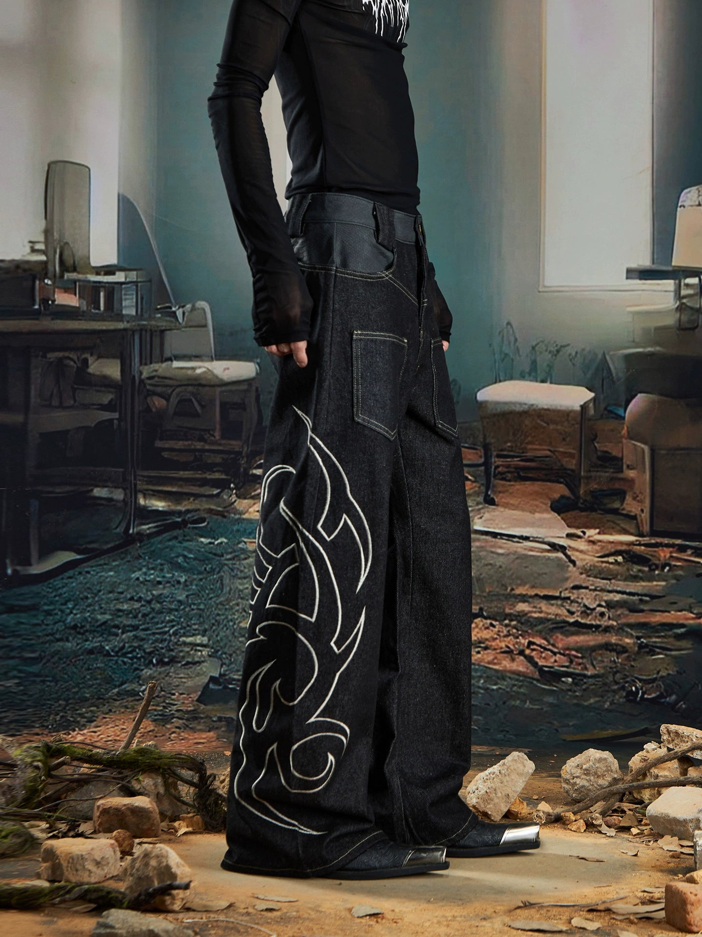 NOMANIAI Embroidered Totem Scimitar Jeans