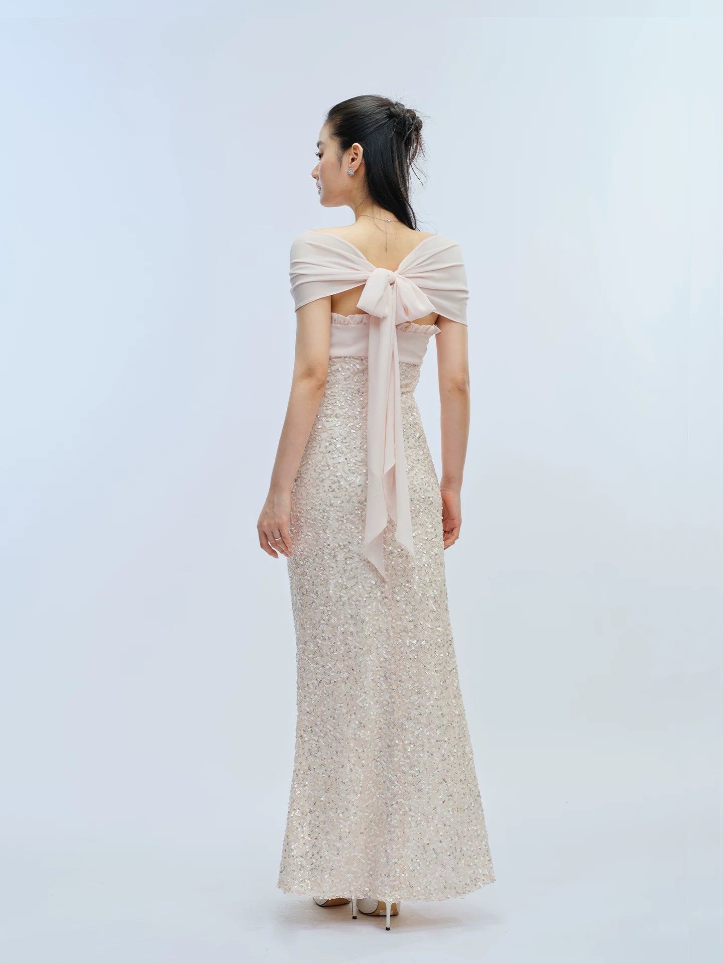 J TheChosen Sequined Streamer Stitching Bow Slim Dress