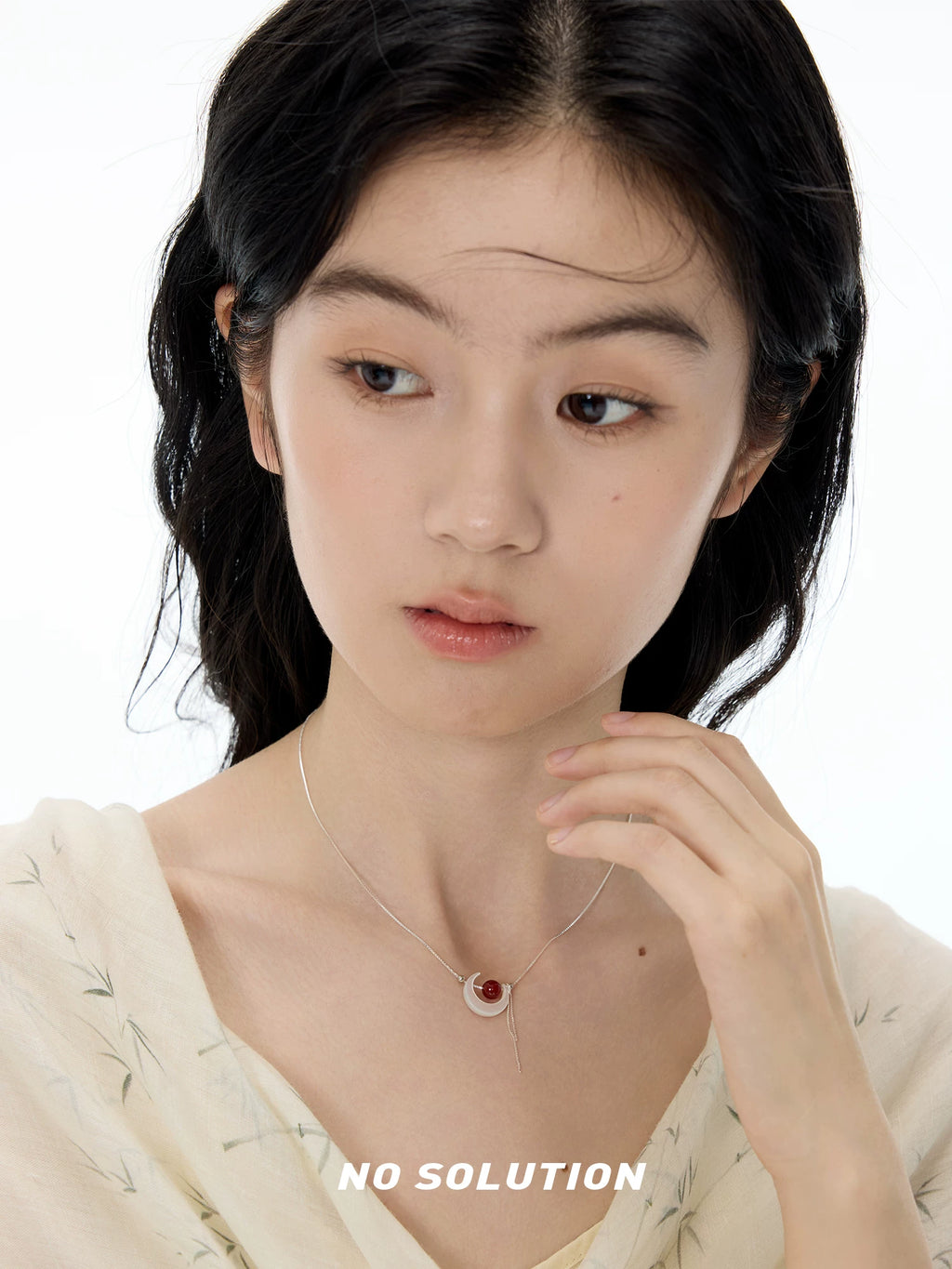NO SOLUTION Moon Agate Niche Necklace