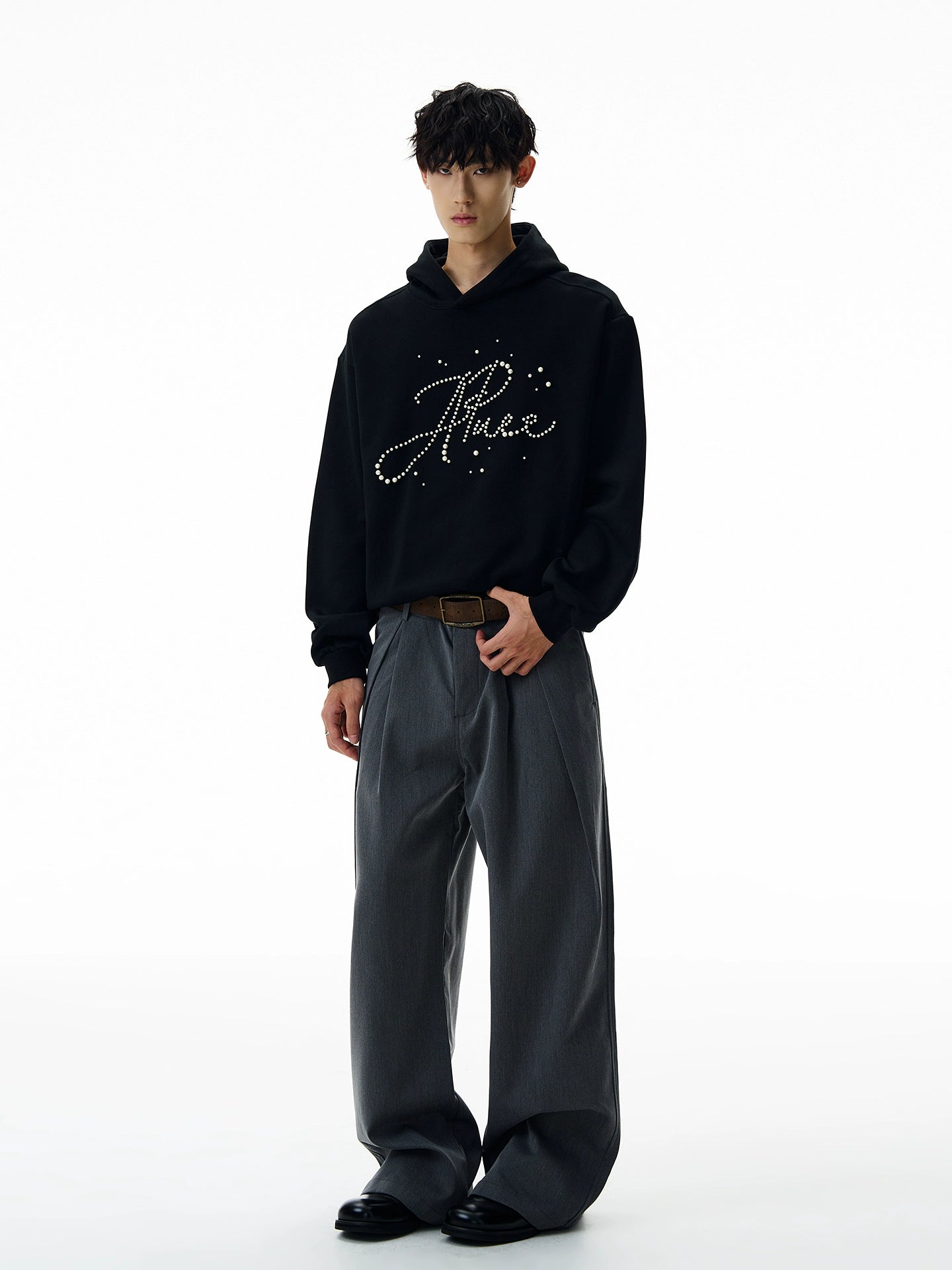 A PUEE Letter Pearl Short Front Shoulder Ruffian Sweater