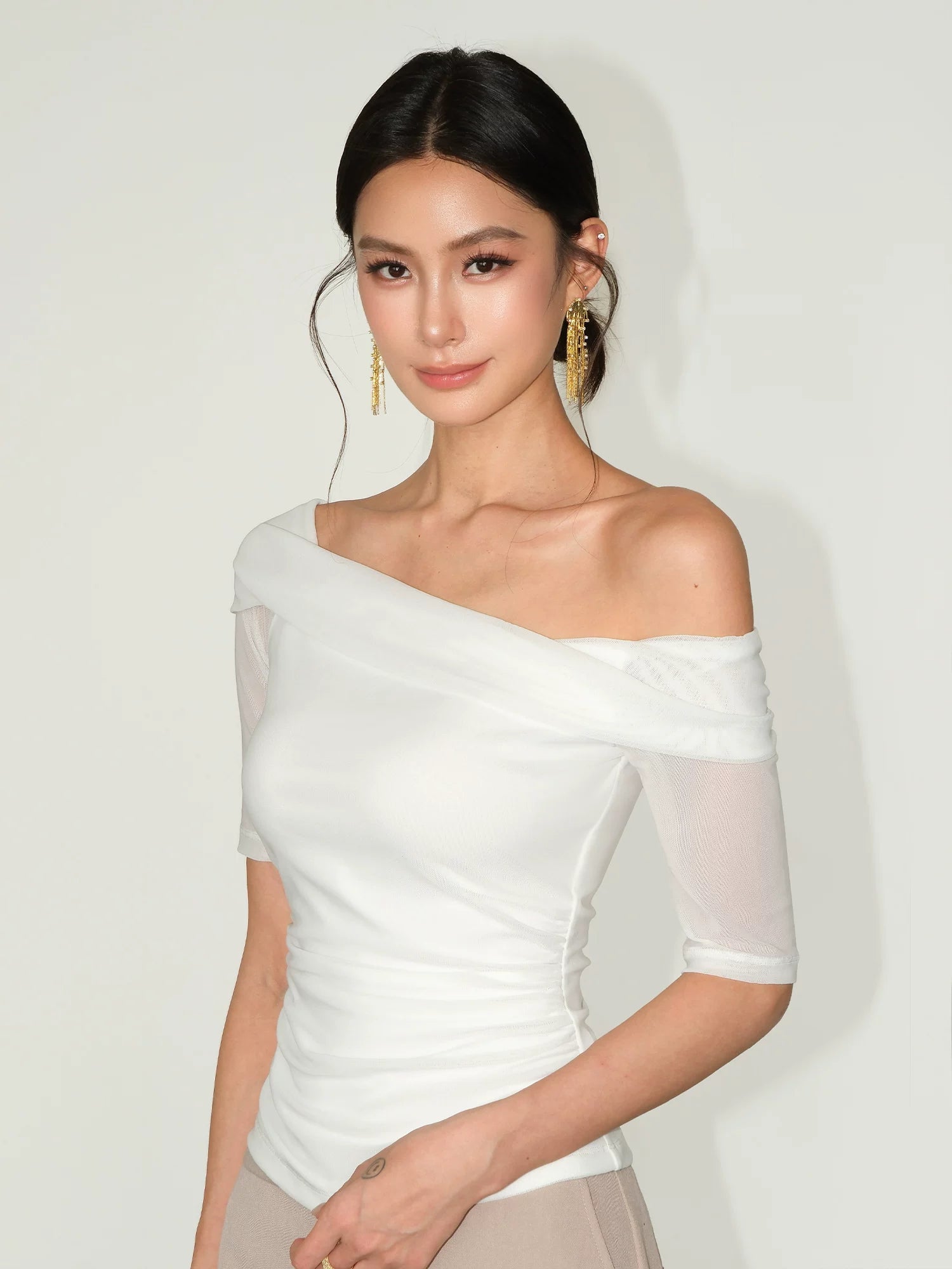 NEVA HU One-word Shoulder Mesh Stitching Slim Tee