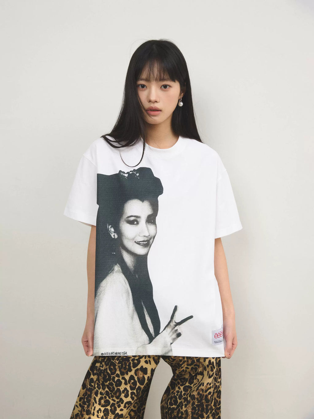 EeeeArtMonster Spoof Vintage Portrait Loose Small Label Tee