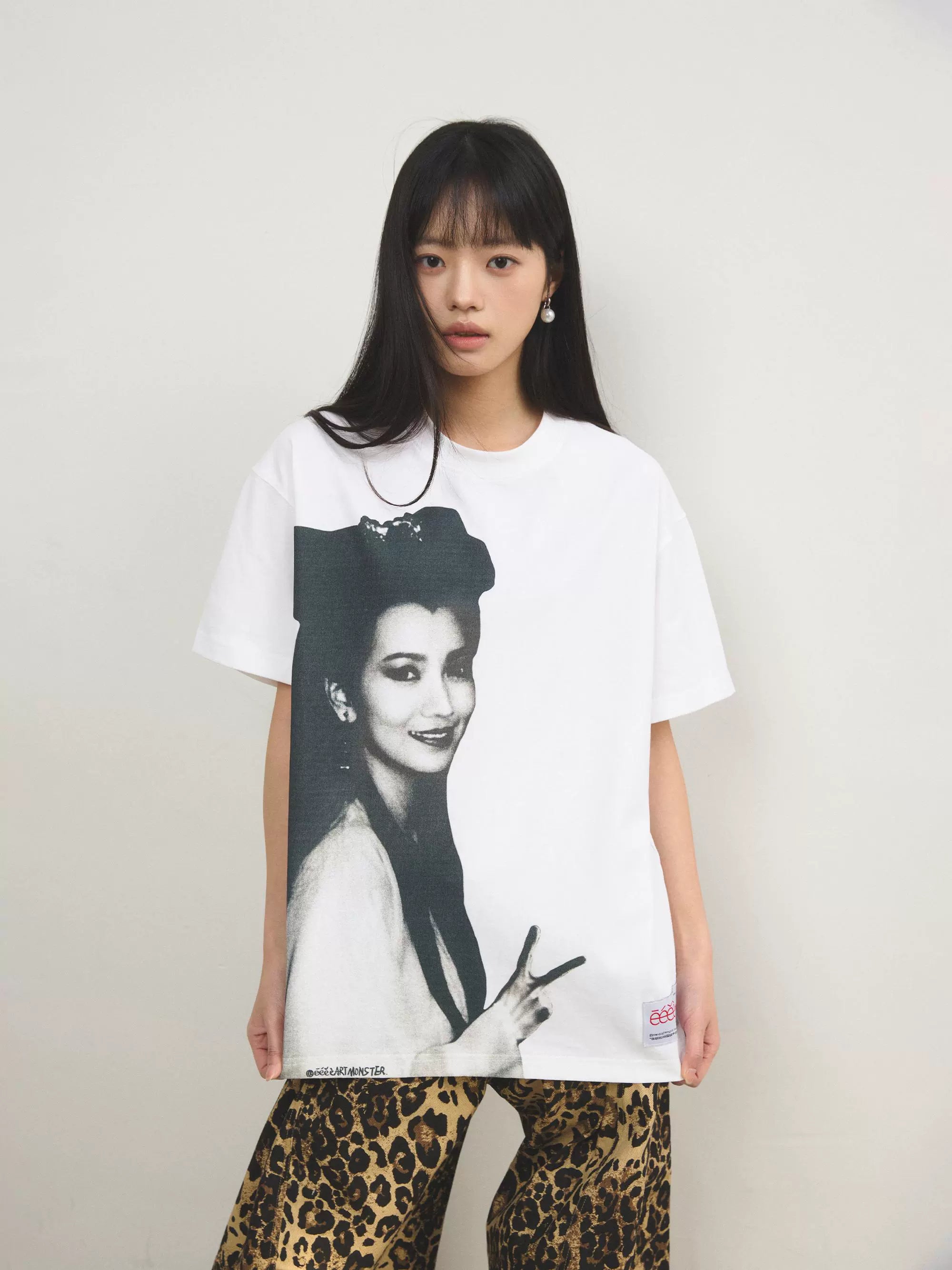 EeeeArtMonster Spoof Vintage Portrait Loose Small Label Tee