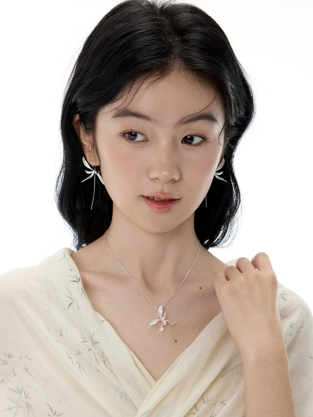 NO SOLUTION Silver Orchid Crystal Necklace