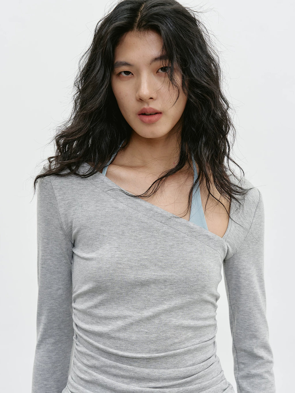 EIGHTHMONTH Slim and Thin Slanted Shoulder Long Sleeves