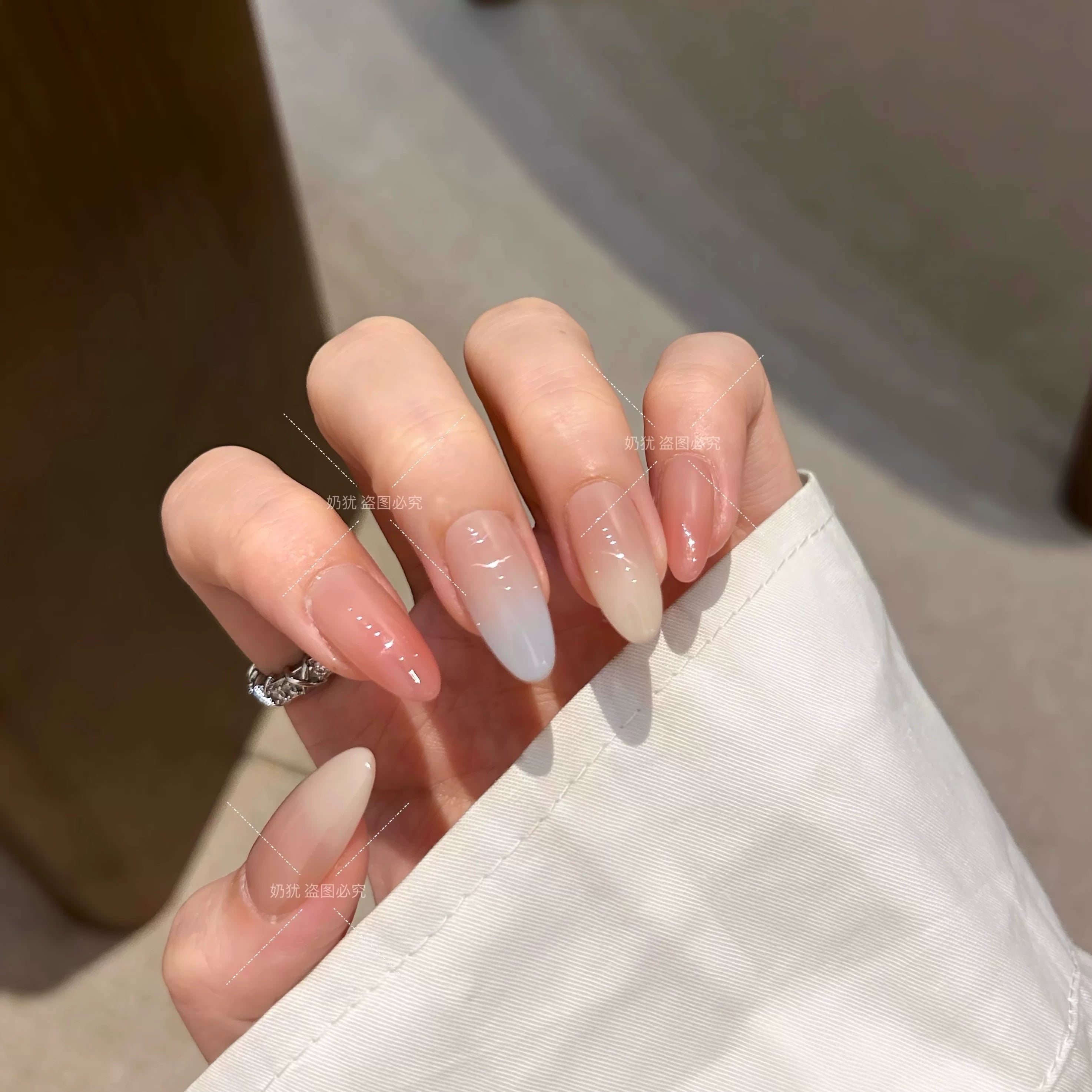 Beetle Nails Gradual Change White Hand Wear Armor