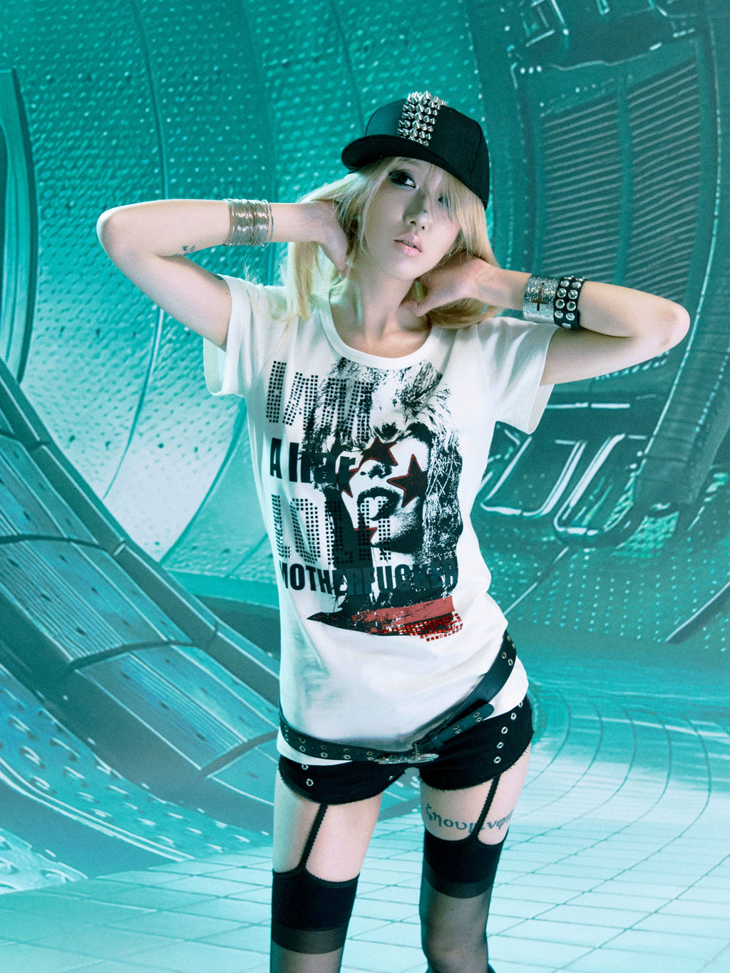 PAIKI Playful Sweetheart Portrait Hot Diamond Front Shoulder Slim Tee