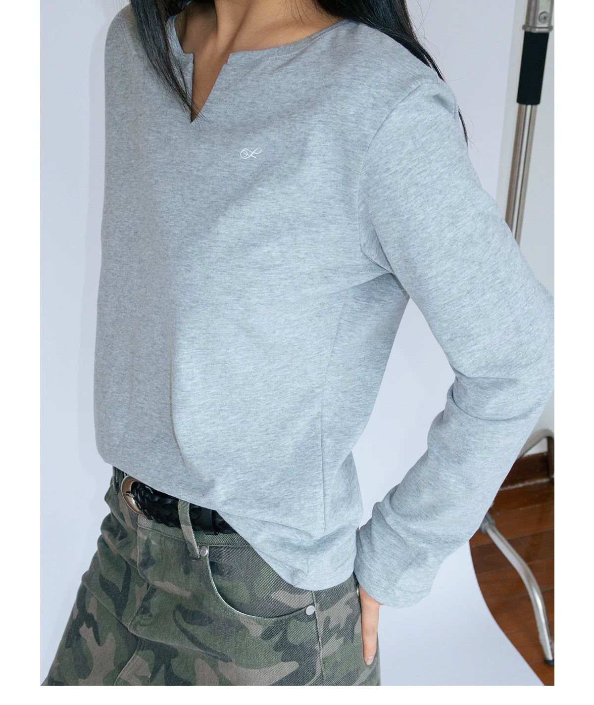 FUNKYFUN Small V-neck Front Shoulders Loose and Simple Long Sleeves