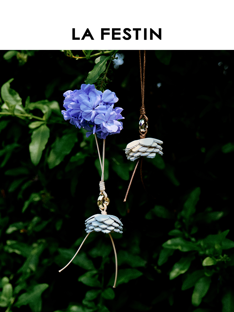 La Festin Floral Delicate Cute Pendant Keychain