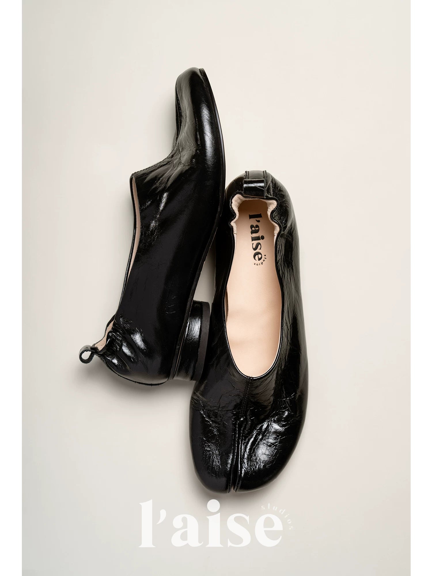 L'aise Retro Flat-toed Shoes