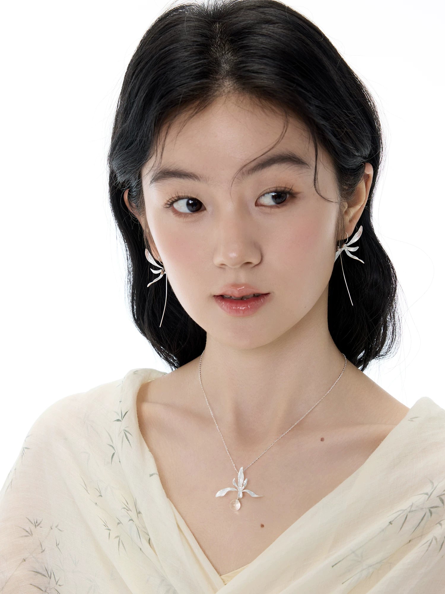 NO SOLUTION Silver Orchid Crystal Necklace